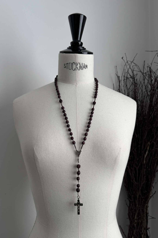 Antiker Rosenkranz mit rötlich-dunklen Holzperlen und Metallkreuz – theplaincircle vintage