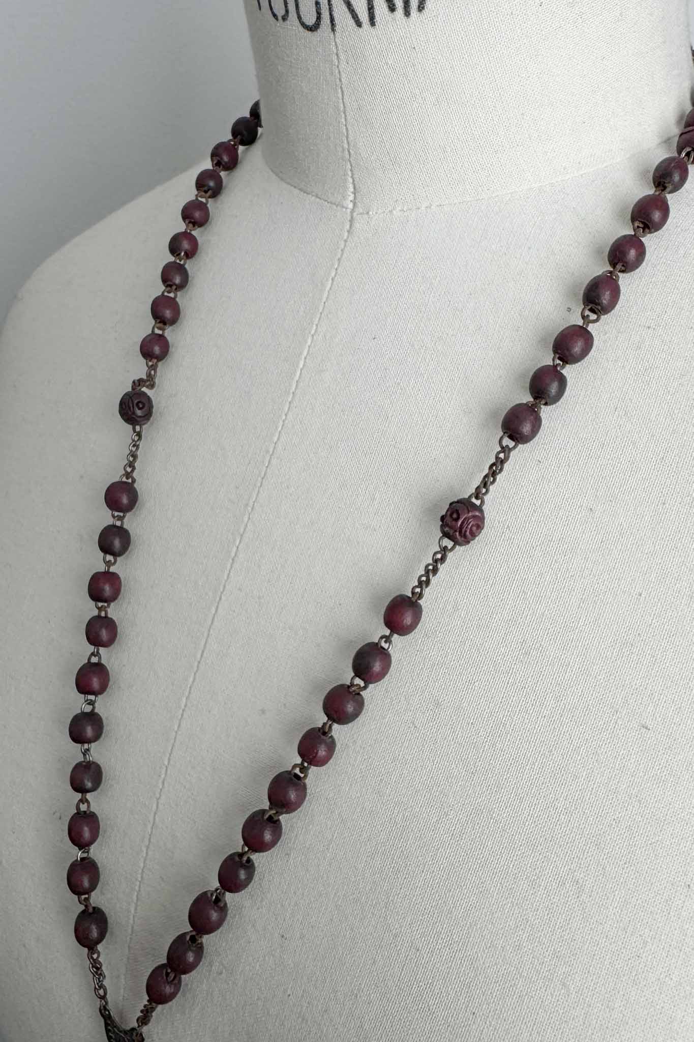 Antiker Rosenkranz mit rötlich-dunklen Holzperlen und Metallkreuz – theplaincircle vintage