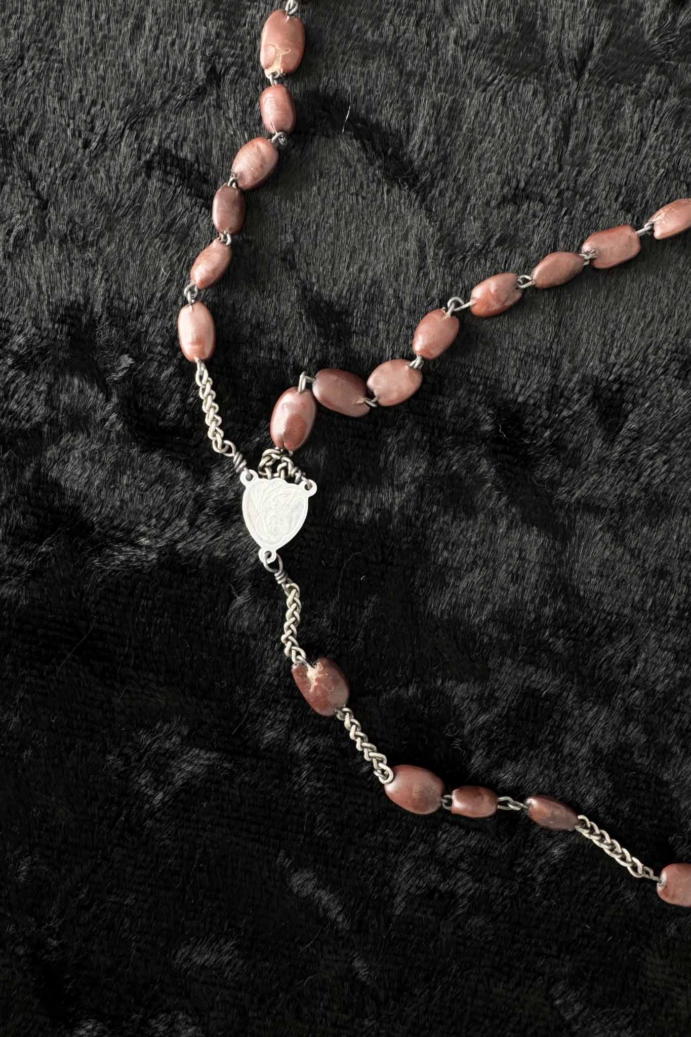 Antiker Rosenkranz aus Olivenkernen mit Metallkreuz, handgearbeitet um 1900 – theplaincircle vintage