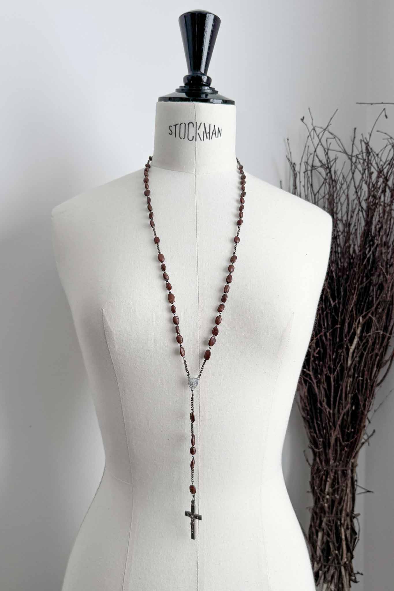 Antiker Rosenkranz aus Olivenkernen mit Metallkreuz, handgearbeitet um 1900 – theplaincircle vintage