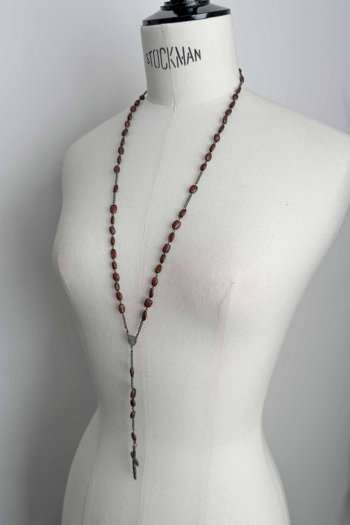 Antiker Rosenkranz aus Olivenkernen mit Metallkreuz, handgearbeitet um 1900 – theplaincircle vintage