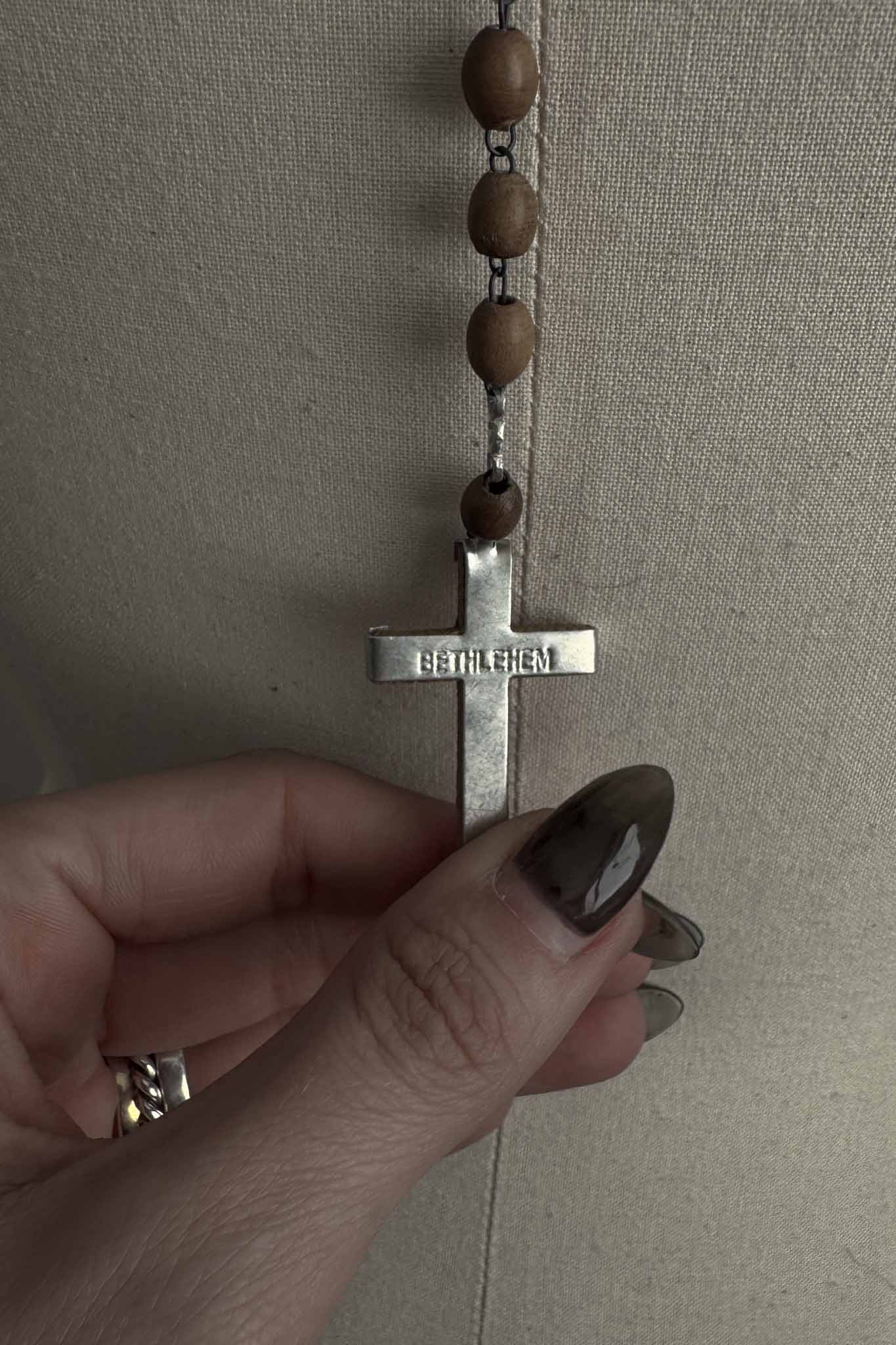 Antiker Rosenkranz aus hellem Olivenholz mit Kreuz aus Metallintarsie – theplaincircle vintage