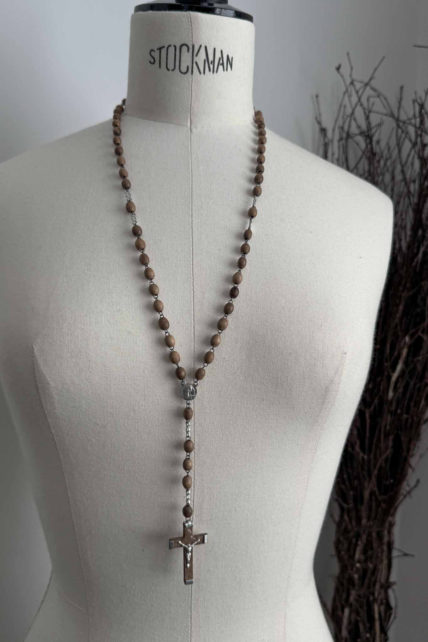 Antiker Rosenkranz aus hellem Olivenholz mit Kreuz aus Metallintarsie – theplaincircle vintage