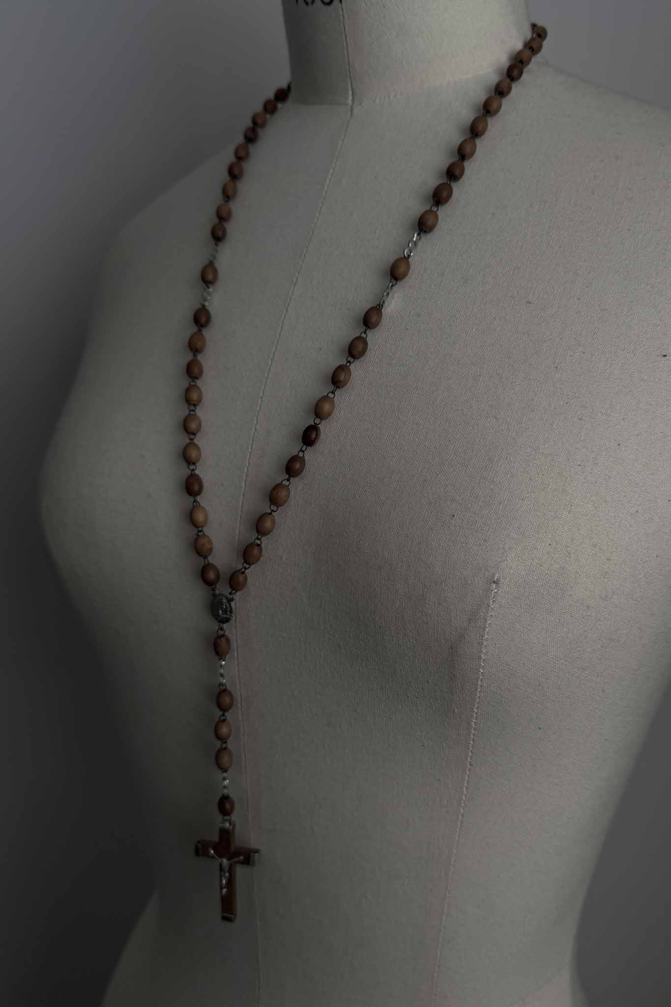 Antiker Rosenkranz aus hellem Olivenholz mit Kreuz aus Metallintarsie – theplaincircle vintage