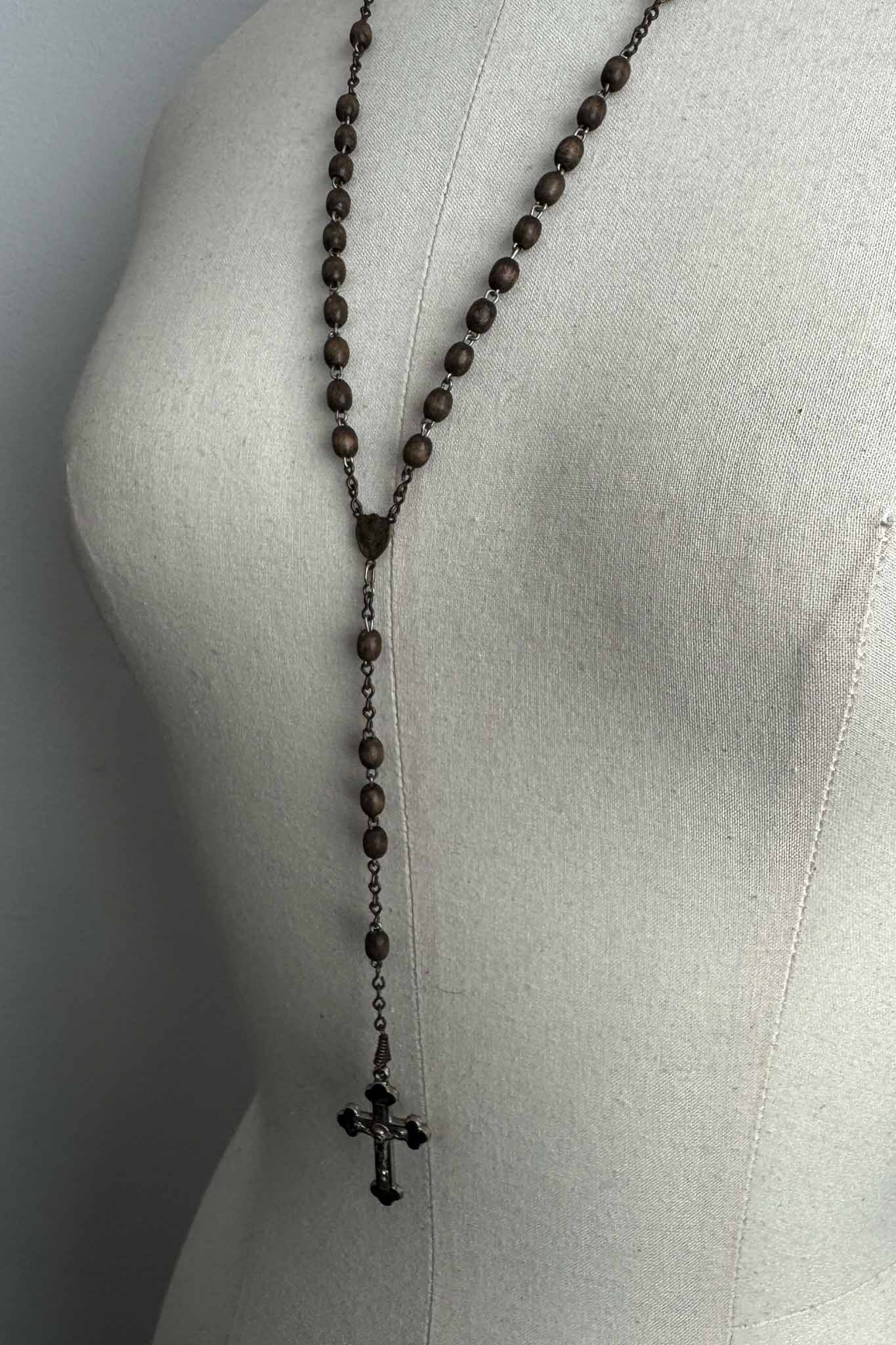 Antiker Rosenkranz aus dunklem Holz mit Metallkreuz – theplaincircle vintage