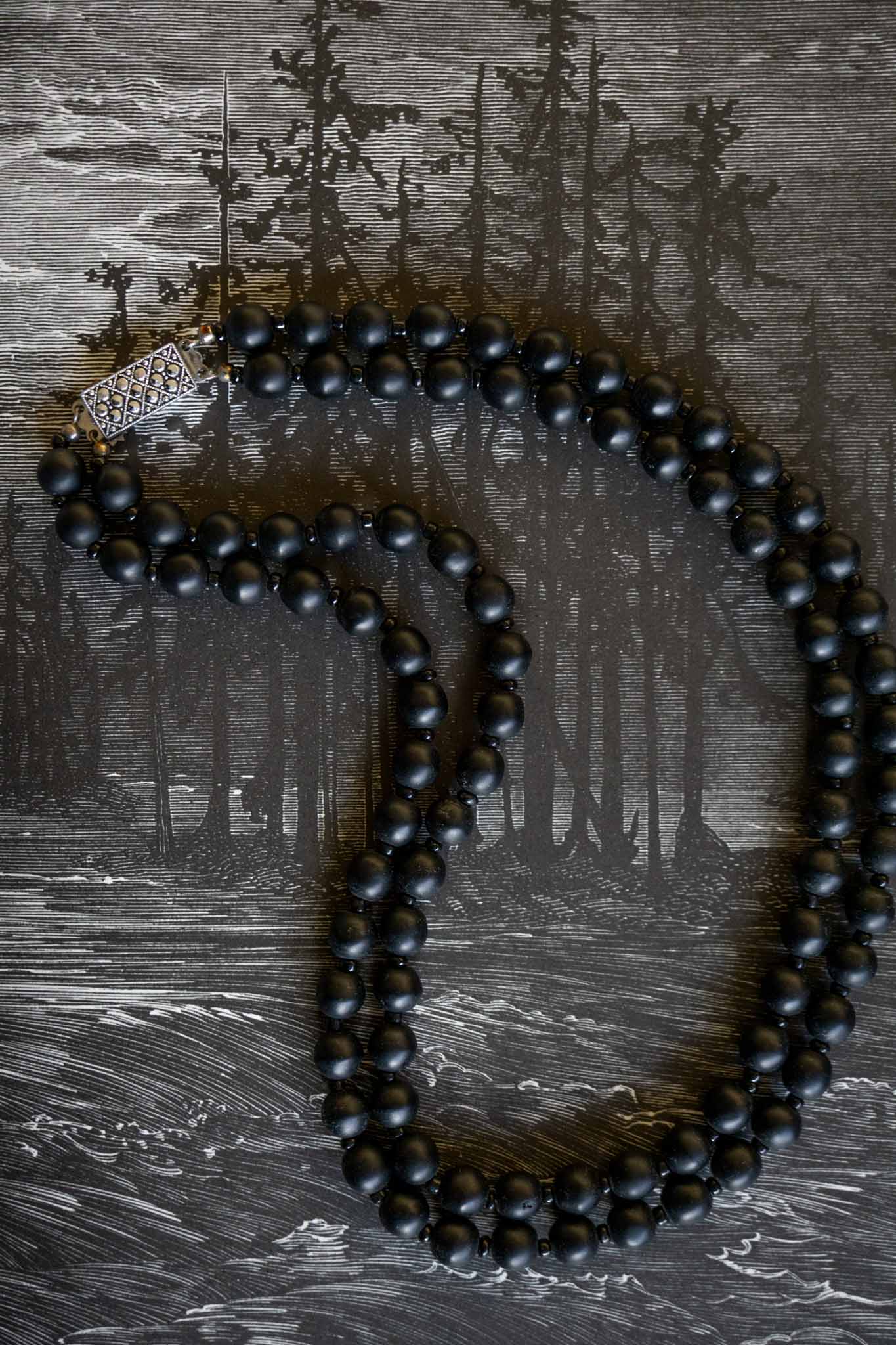 Vintage Onyx-Perlenkette mit verziertem Art-Déco-Verschluss theplaincircle vintage