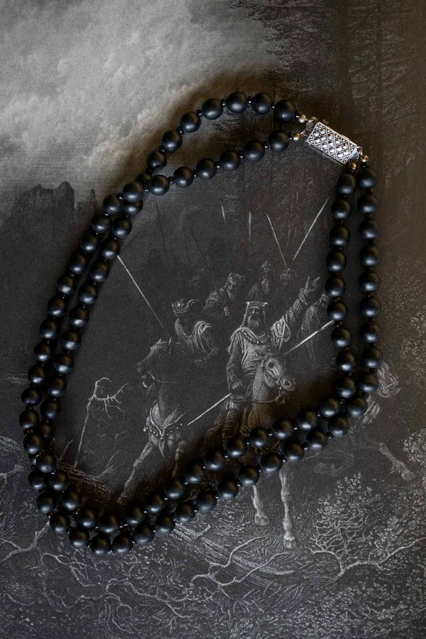 Vintage Onyx-Perlenkette mit verziertem Art-Déco-Verschluss theplaincircle vintage