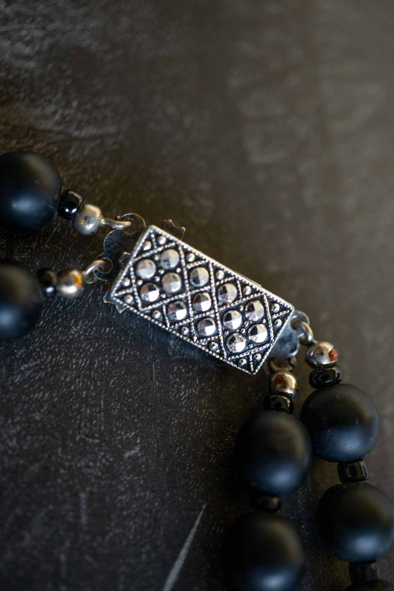 Vintage Onyx-Perlenkette mit verziertem Art-Déco-Verschluss theplaincircle vintage