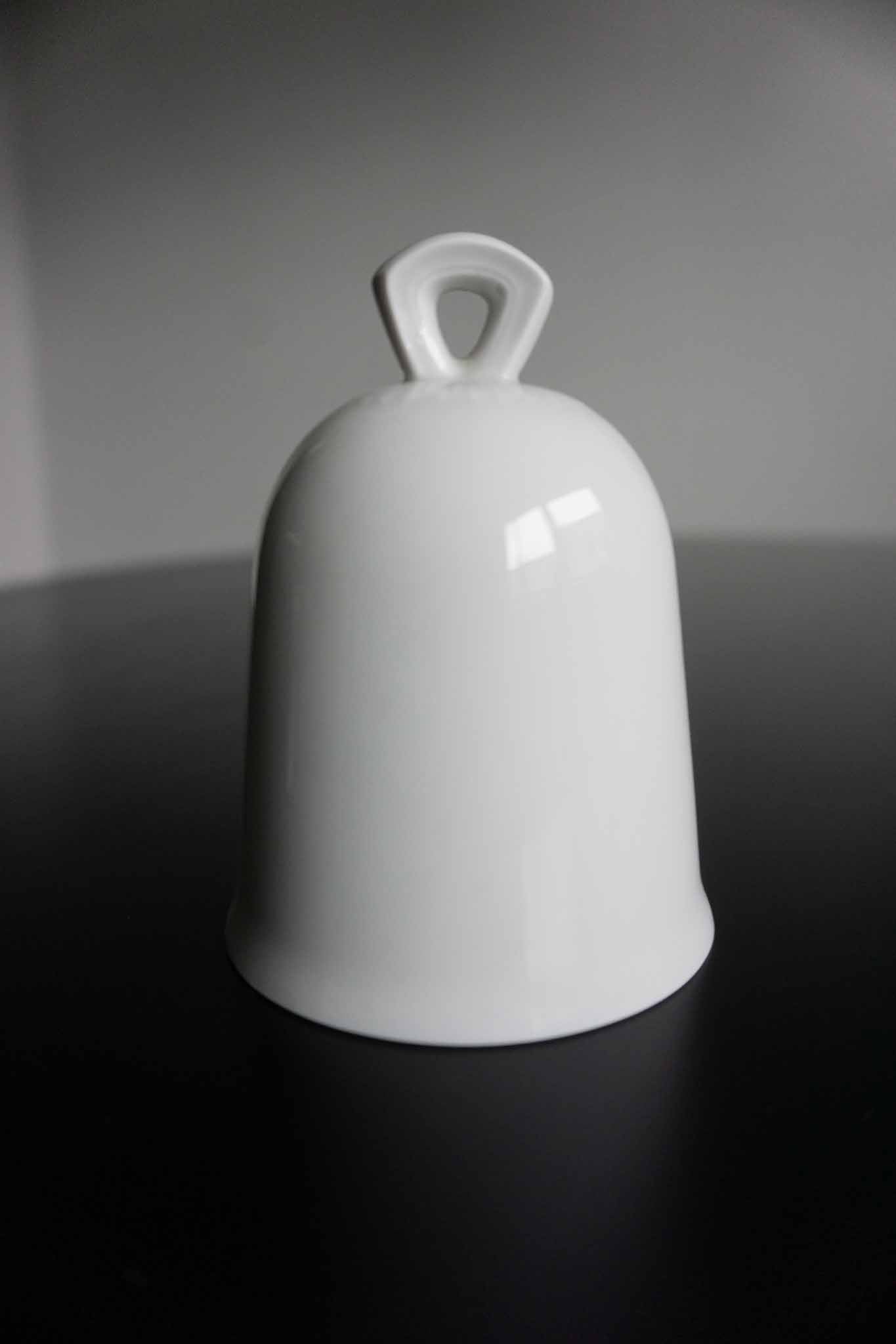 Weiße Meissen Porzellan Tischglocke mit Artemis Relief