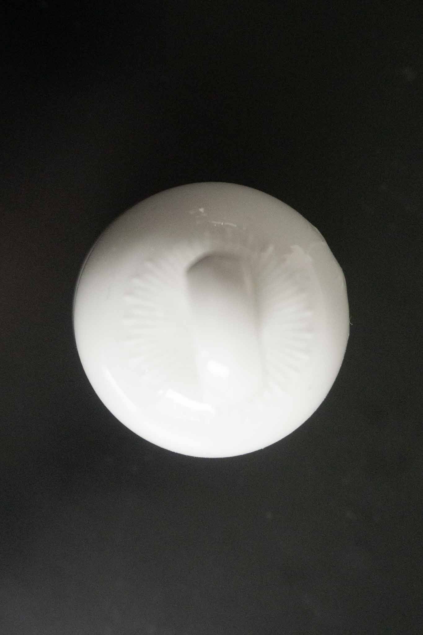 Weiße Meissen Porzellan Tischglocke mit Artemis Relief