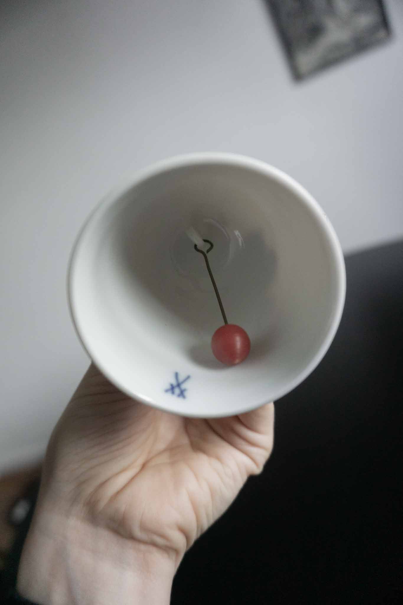 Weiße Meissen Porzellan Tischglocke mit Artemis Relief