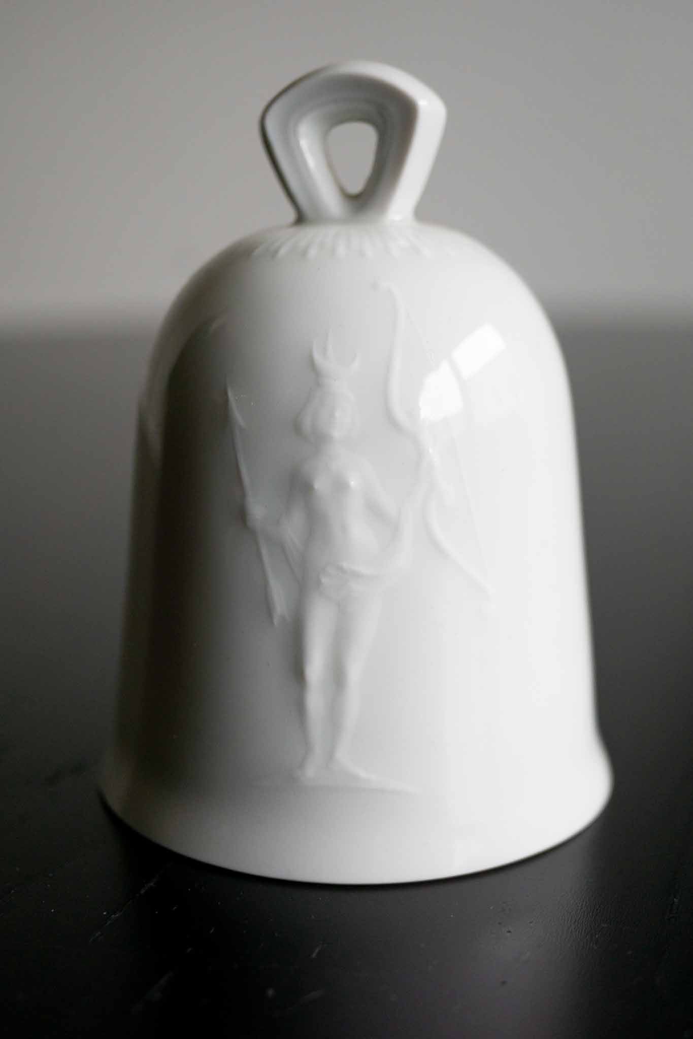 Weiße Meissen Porzellan Tischglocke mit Artemis Relief
