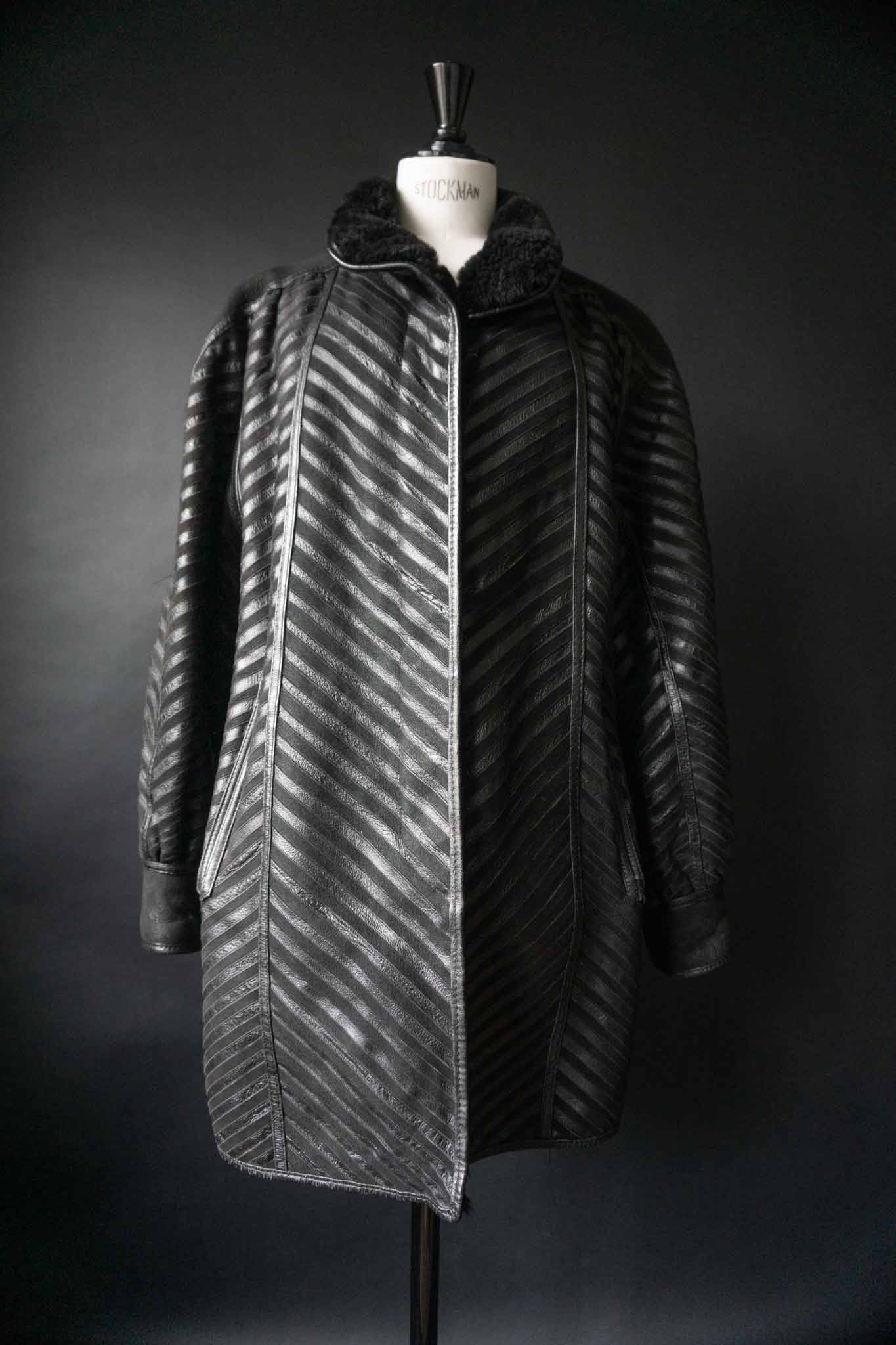 Vintage Lammfellmantel 80s Schwarz, S–M theplaincircle vintage