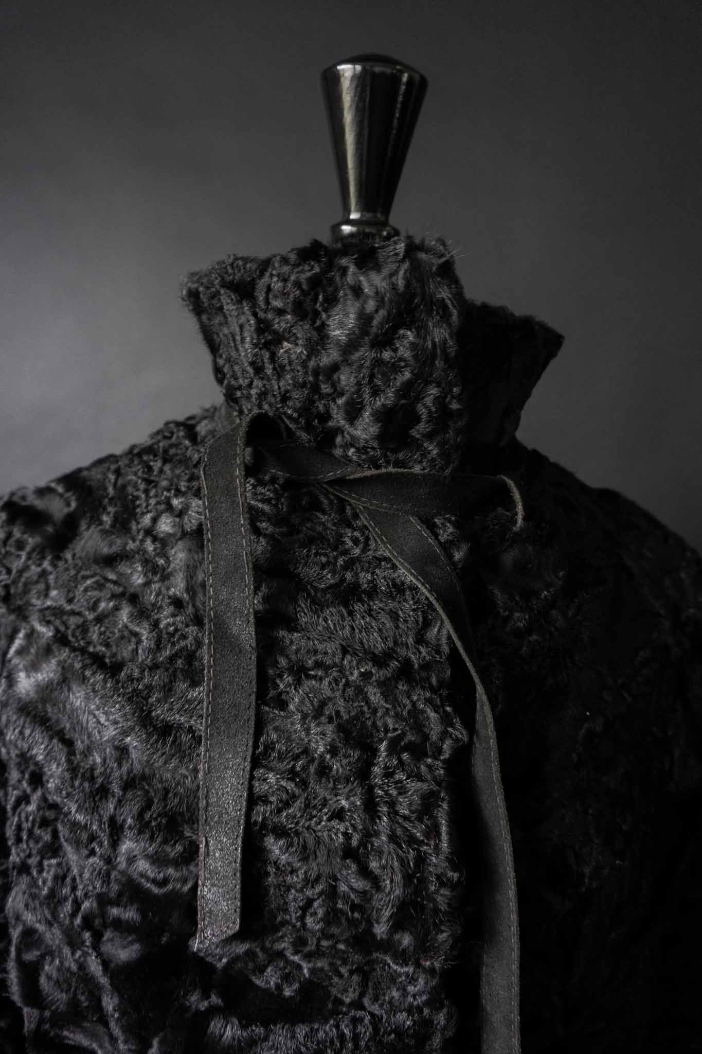 Vintage Lammfellmantel 70s Schwarz, S–M theplaincircle vintage