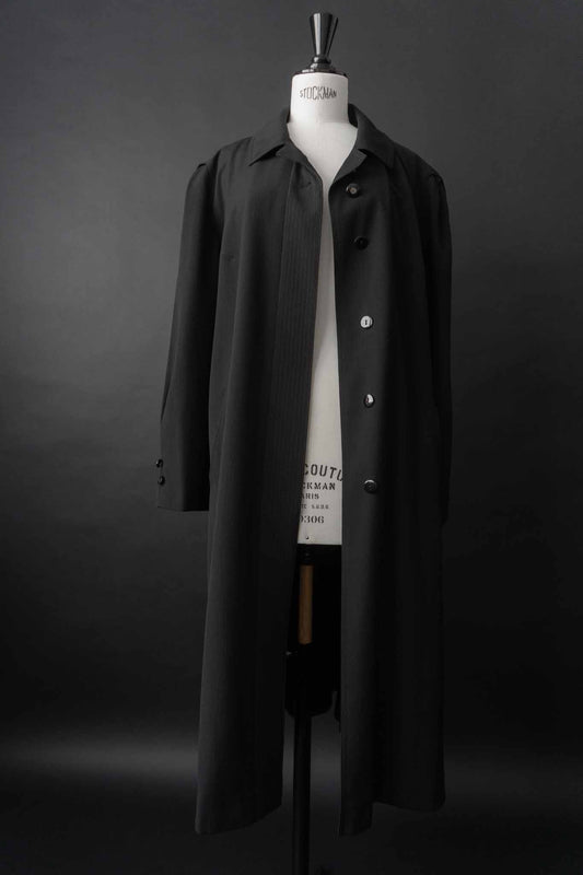 Schwarzer fließender Vintage Mantel mit verdeckter Knopfleiste