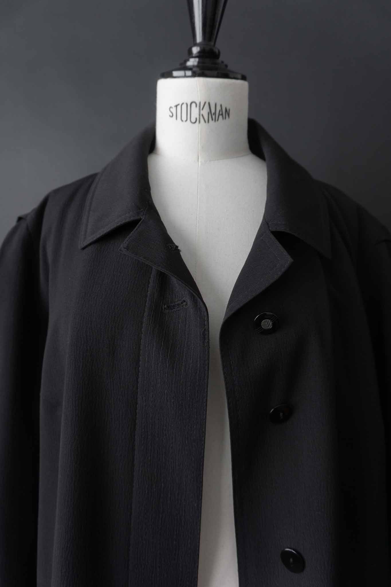 Schwarzer fließender Vintage Mantel mit verdeckter Knopfleiste