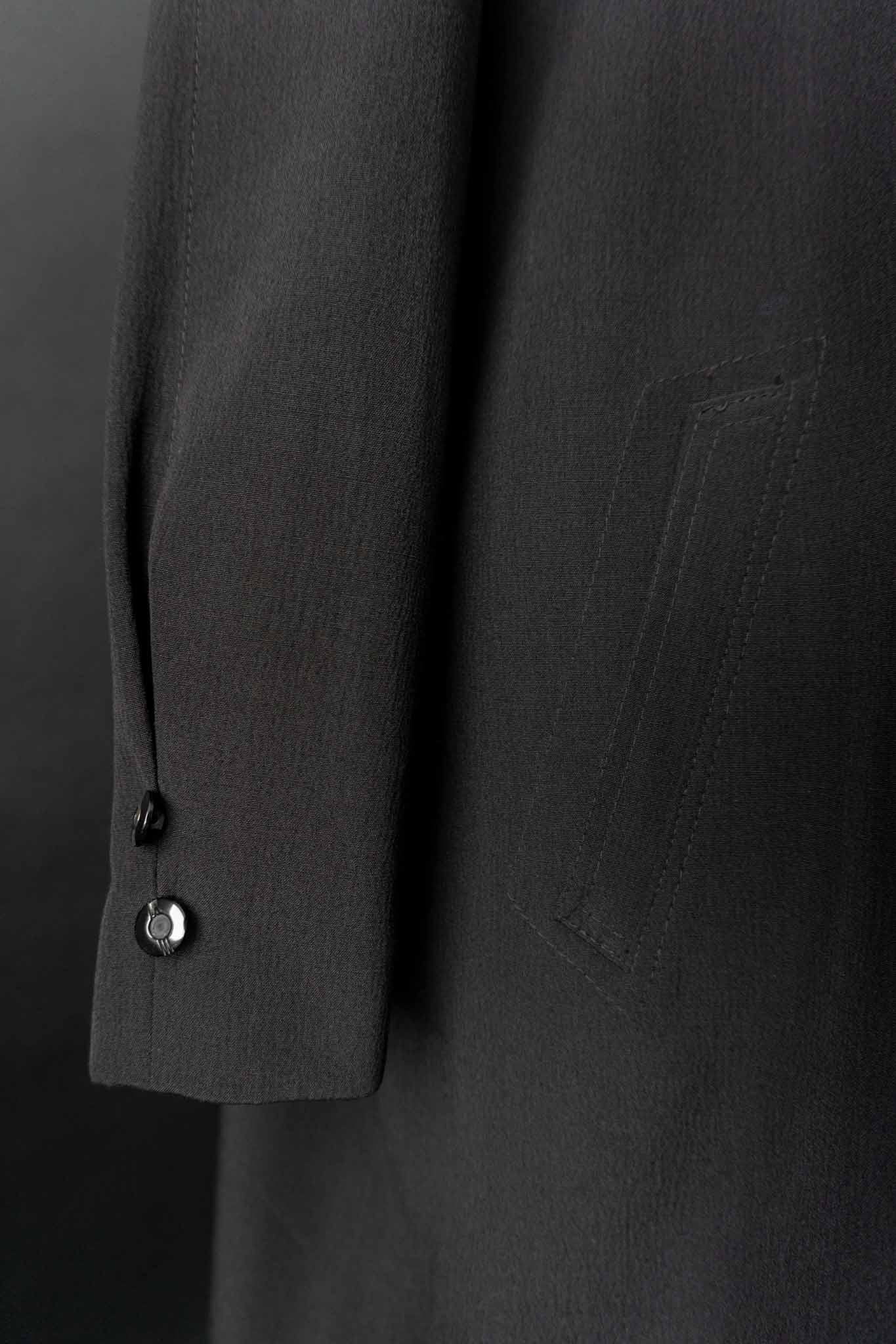 Schwarzer fließender Vintage Mantel mit verdeckter Knopfleiste