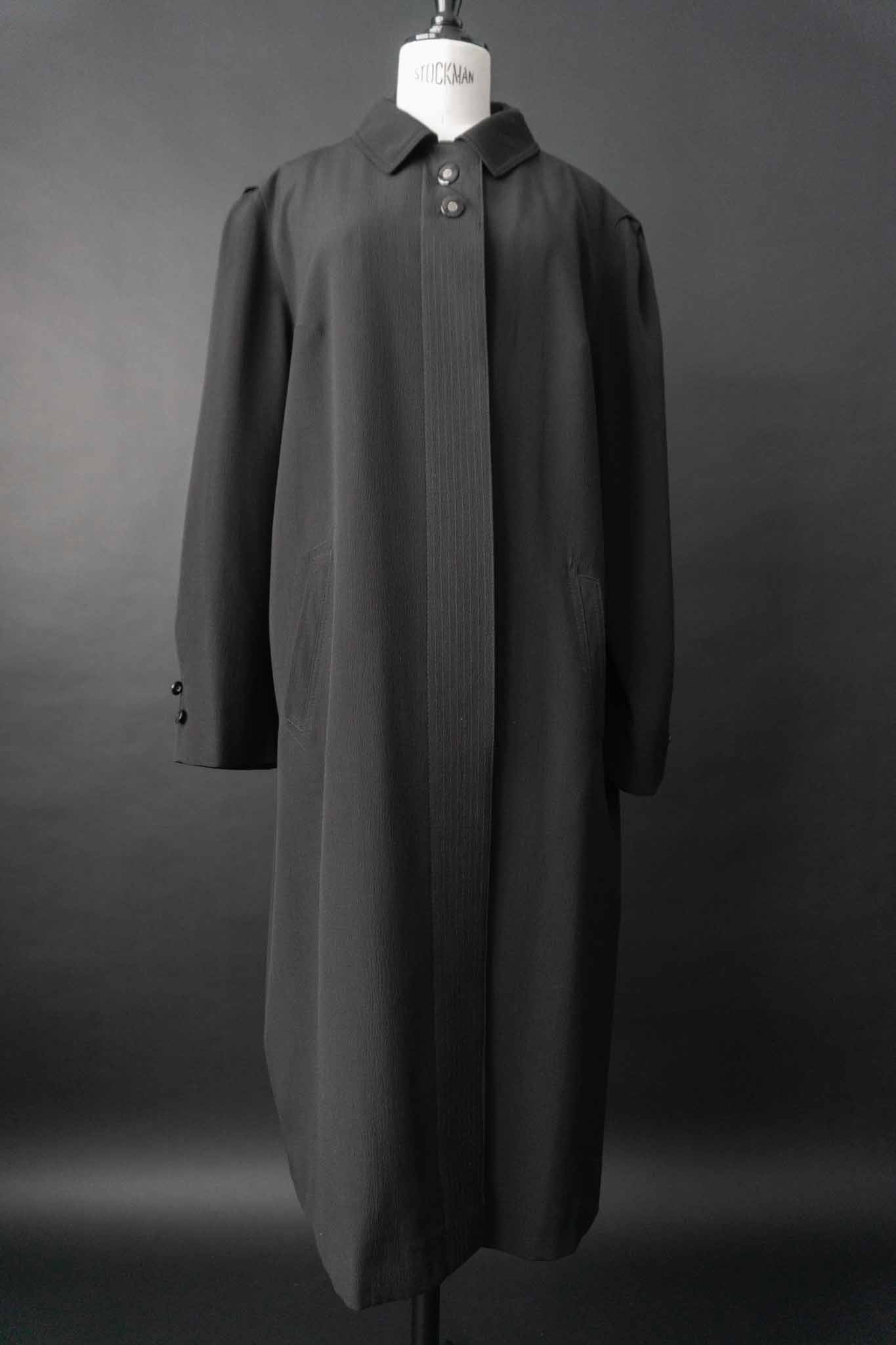 Schwarzer fließender Vintage Mantel mit verdeckter Knopfleiste