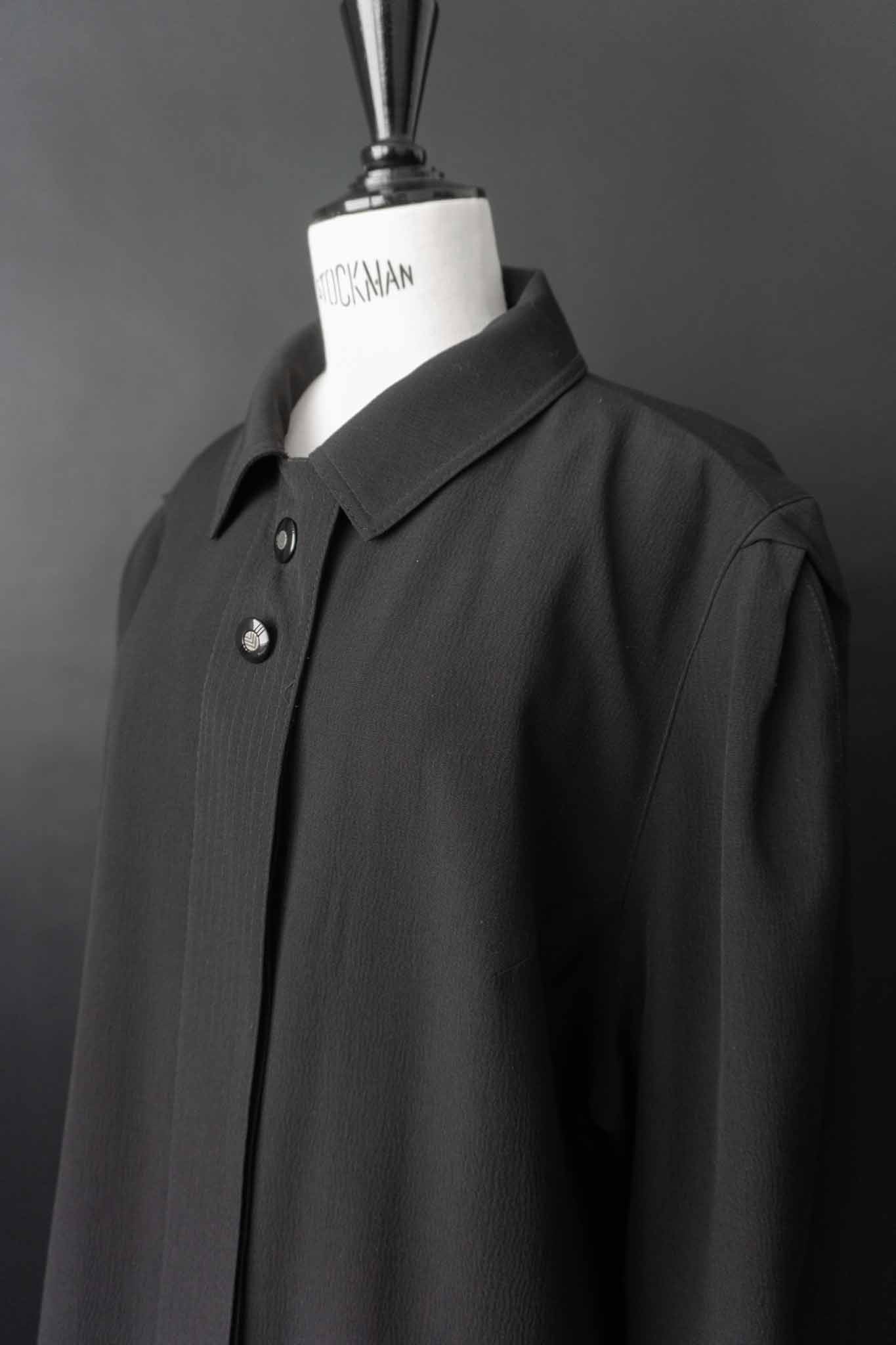 Schwarzer fließender Vintage Mantel mit verdeckter Knopfleiste