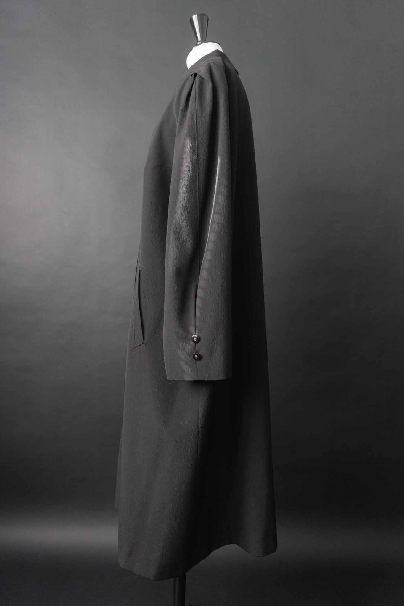 Schwarzer fließender Vintage Mantel mit verdeckter Knopfleiste