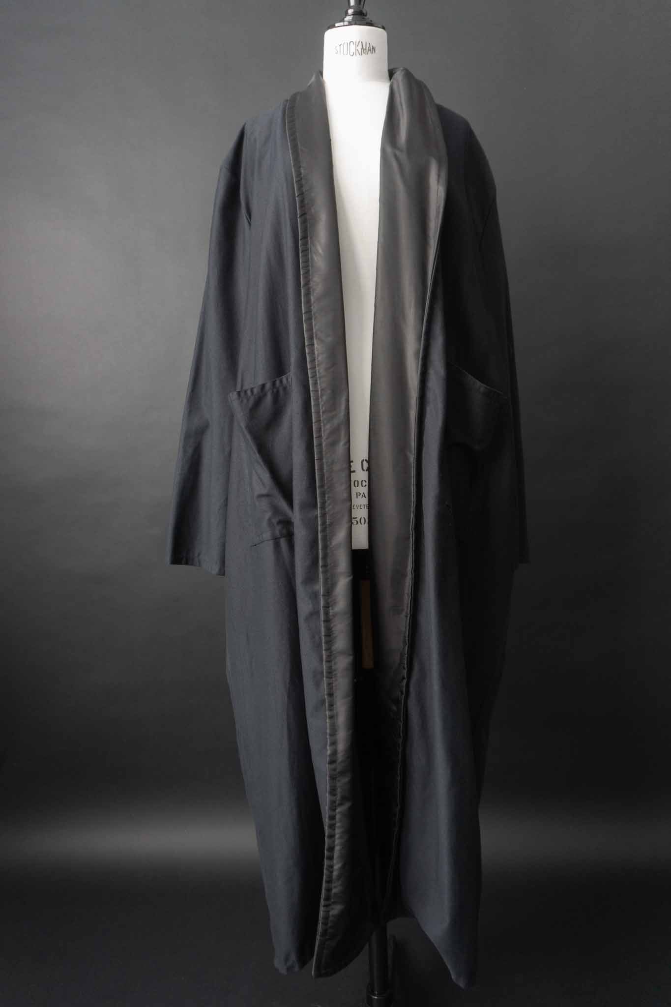 Vintage Mantel Mitternachtsblau mit schwarzem Satin-Revers, offen getragen