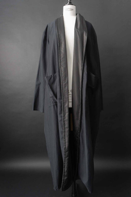 Vintage Mantel Mitternachtsblau mit schwarzem Satin-Revers, offen getragen