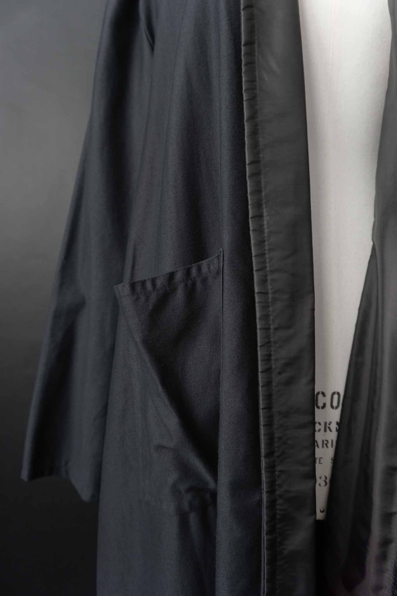 Vintage Mantel Mitternachtsblau mit schwarzem Satin-Revers, offen getragen