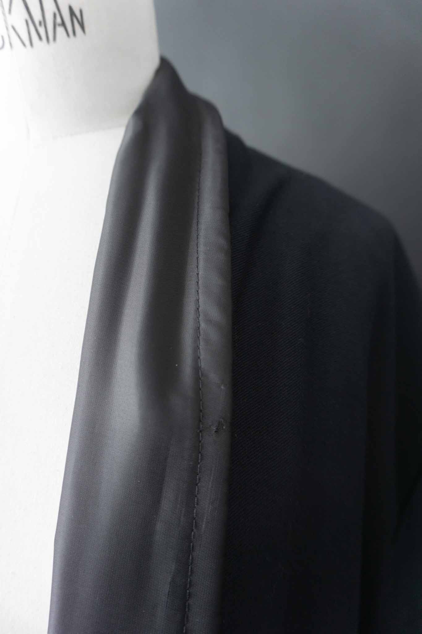 Vintage Mantel Mitternachtsblau mit schwarzem Satin-Revers, offen getragen