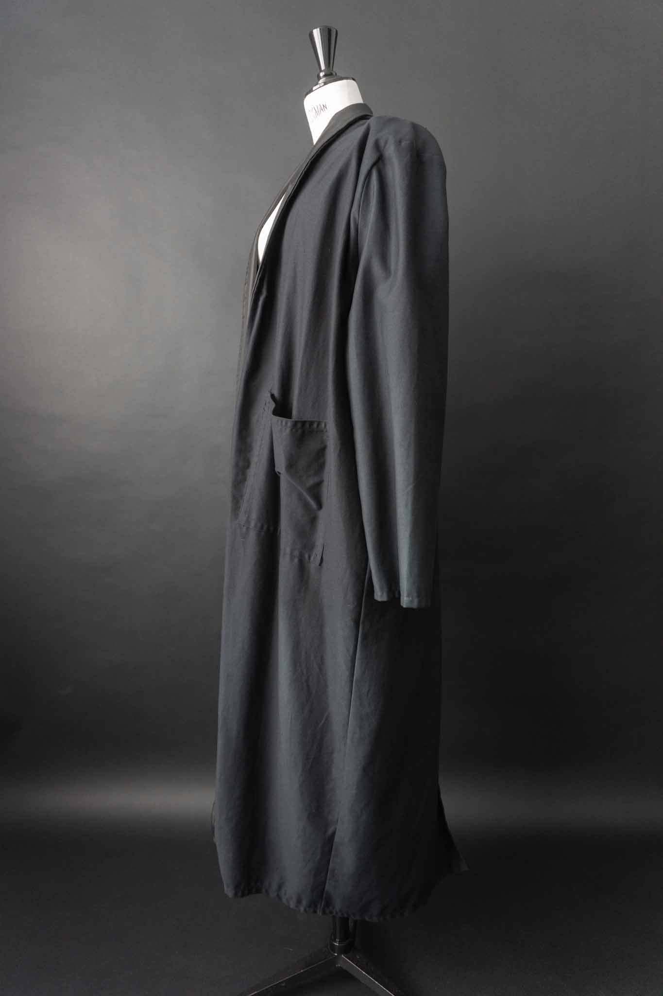 Vintage Mantel Mitternachtsblau mit schwarzem Satin-Revers, offen getragen