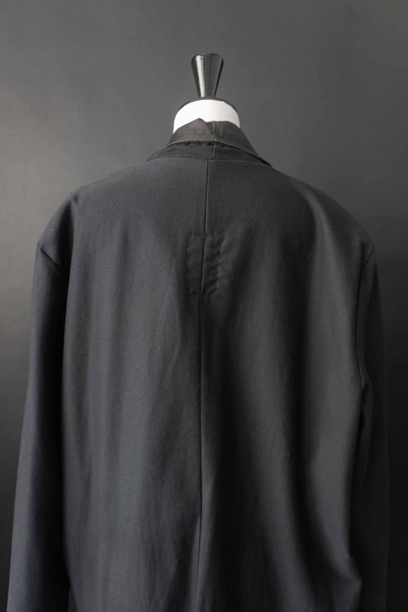 Vintage Mantel Mitternachtsblau mit schwarzem Satin-Revers, offen getragen