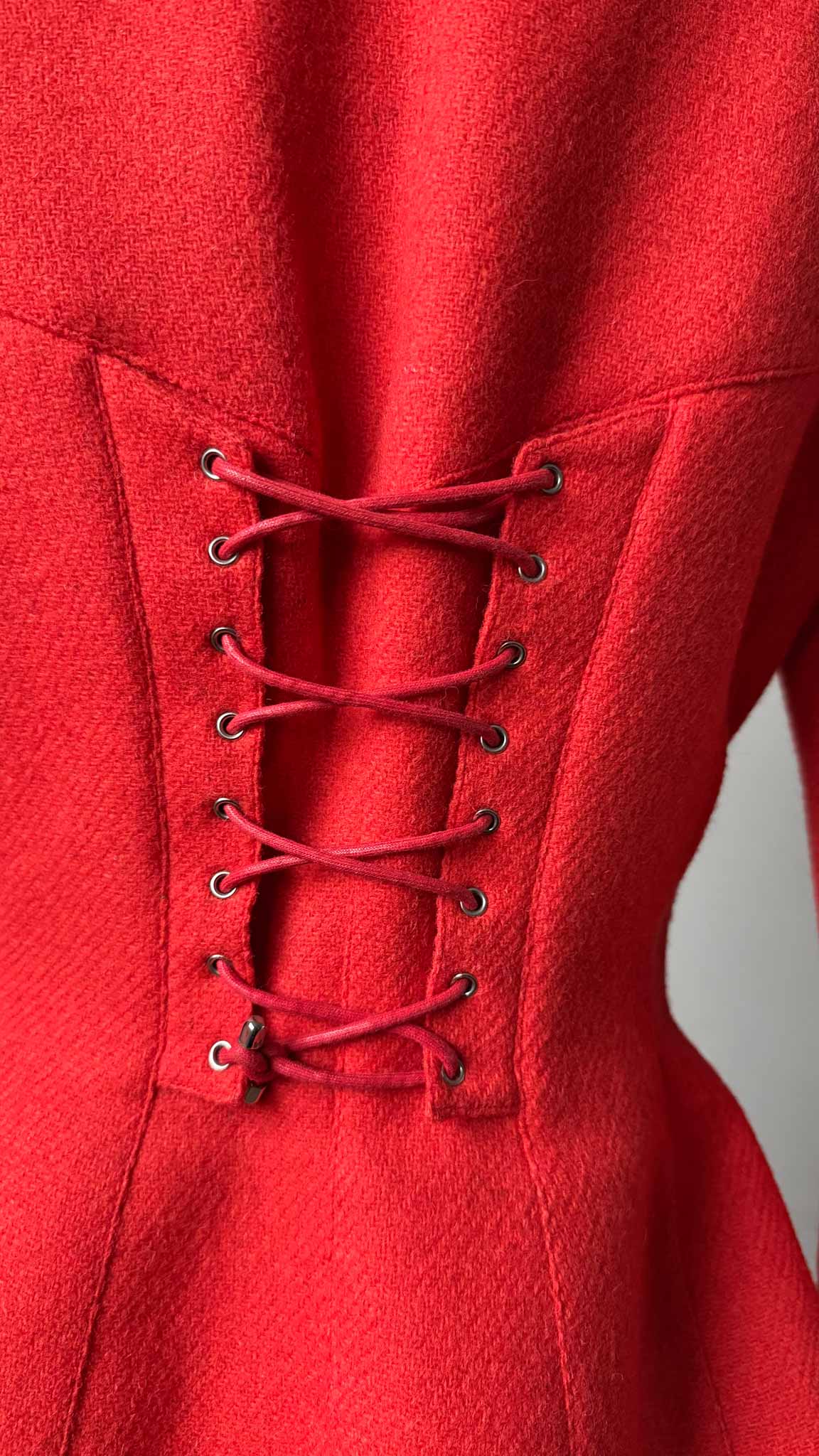 Vorderansicht 80s Thierry Mugler Blazer rot 100% Wolle Haute Couture mit Pelzkragen und Reißverschluss