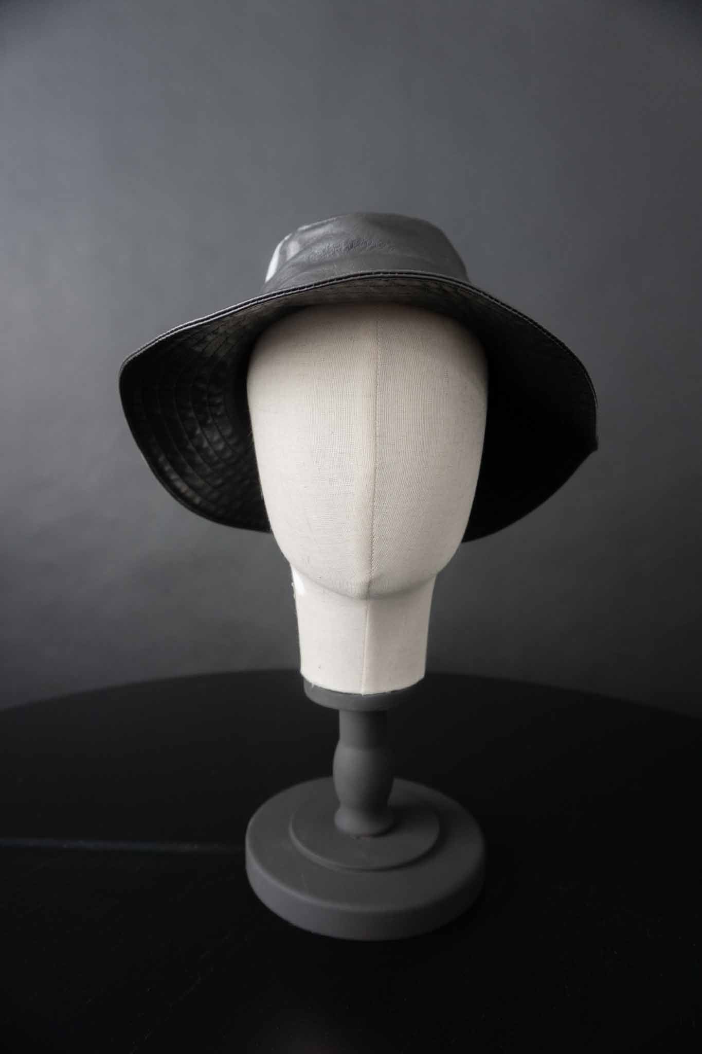 Escada Vintage Lederhut schwarz – 80s Designer theplaincircle vintage