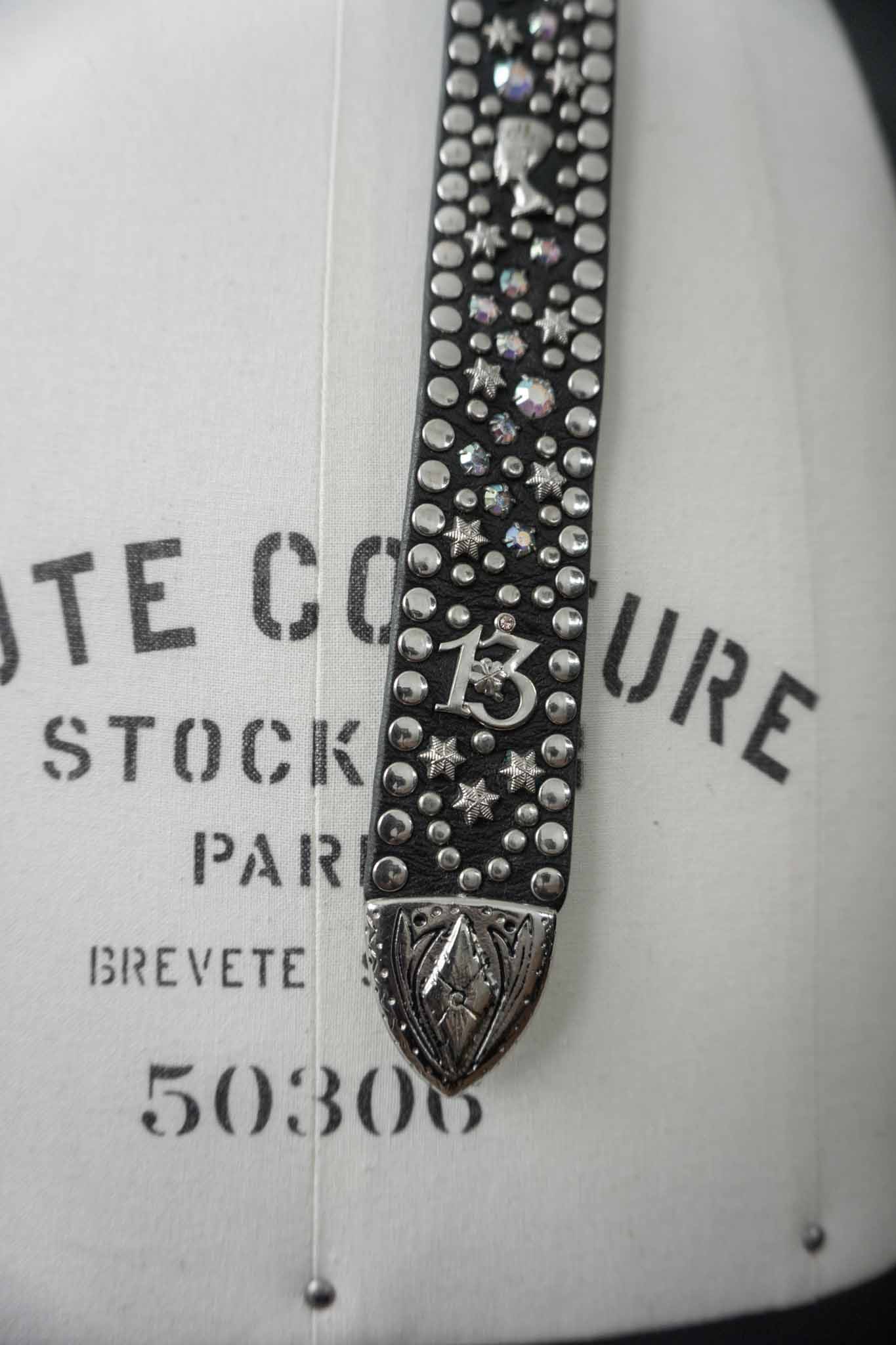 80er Kolster Style Gürtel schwarzes Leder dezente Regenbogen-Strasssteine silberweißer Schimmer 13-Niete Schnalle