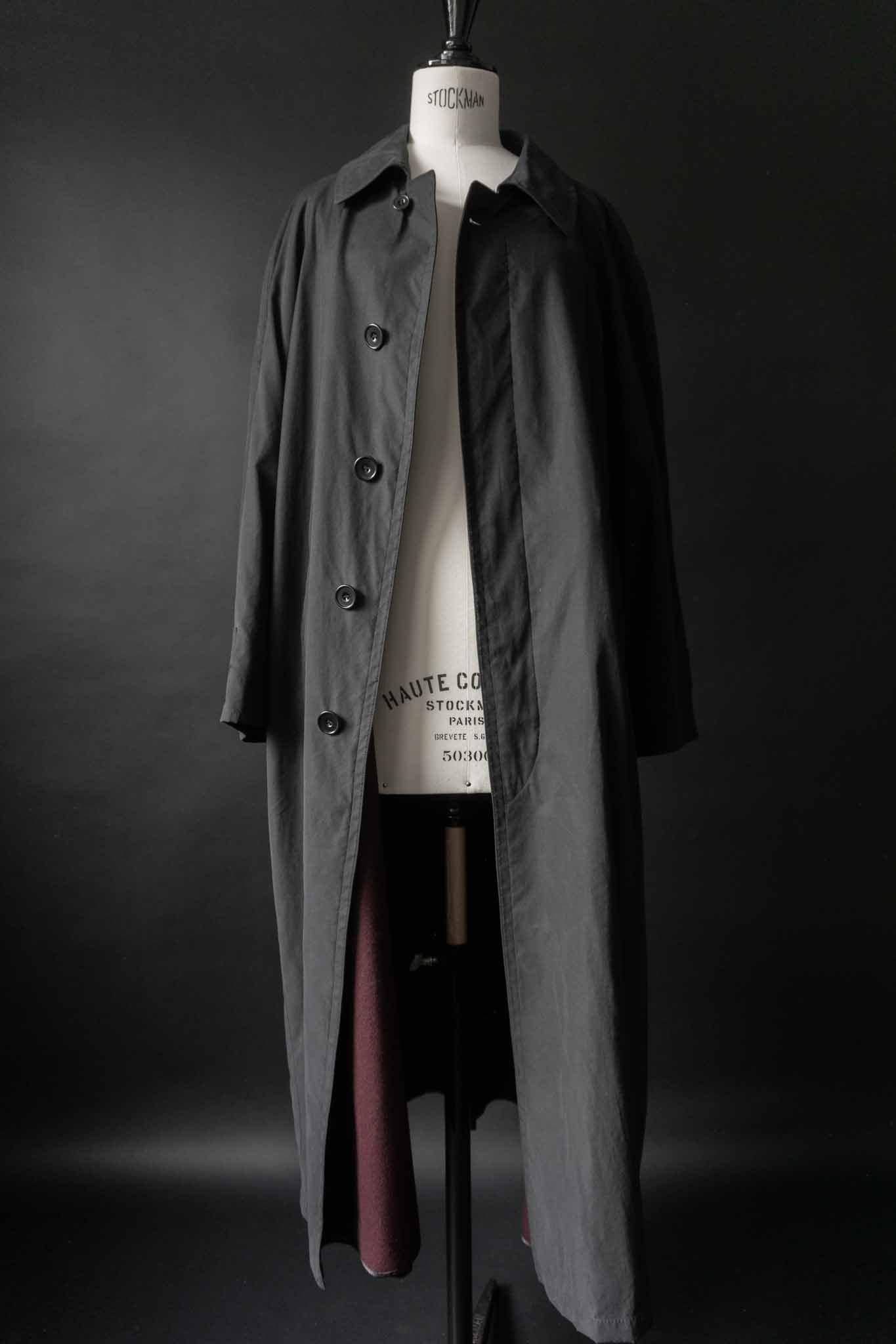 Schwarzer Vintage Mantel mit weinrotem Futter, Avantgarde-Schnitt