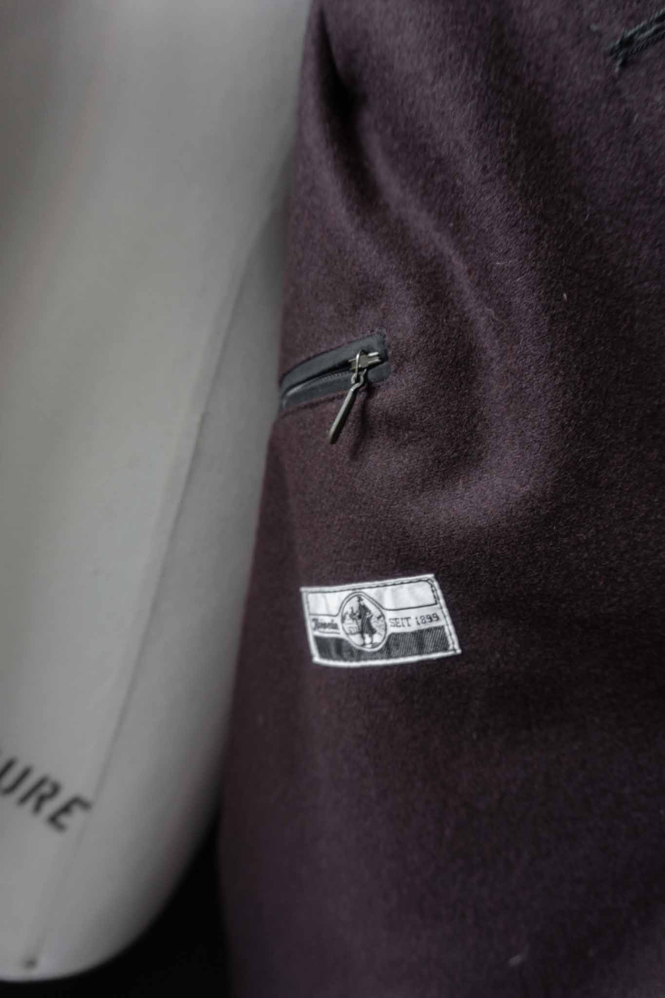 Schwarzer Vintage Mantel mit weinrotem Futter, Avantgarde-Schnitt