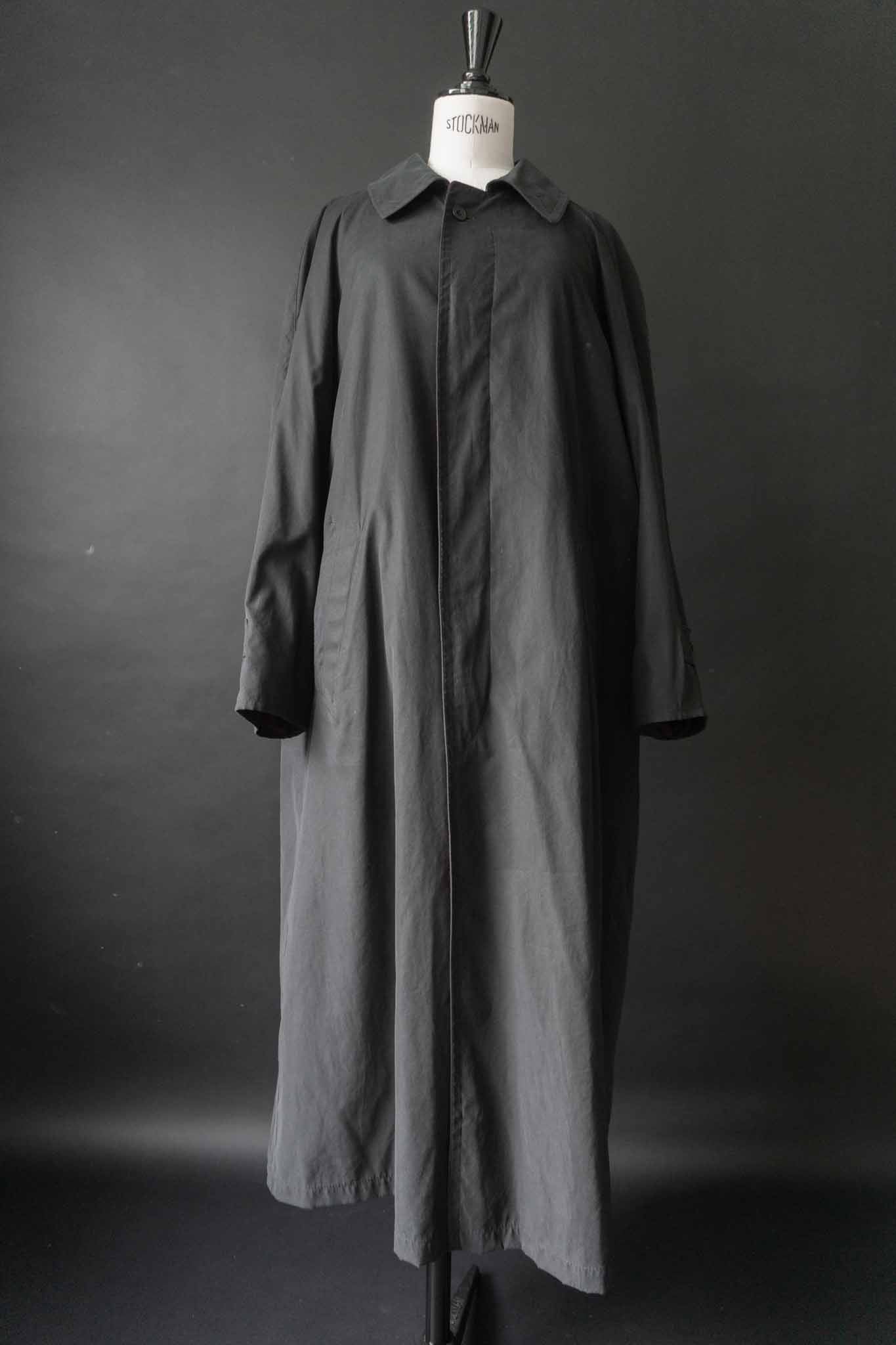 Schwarzer Vintage Mantel mit weinrotem Futter, Avantgarde-Schnitt