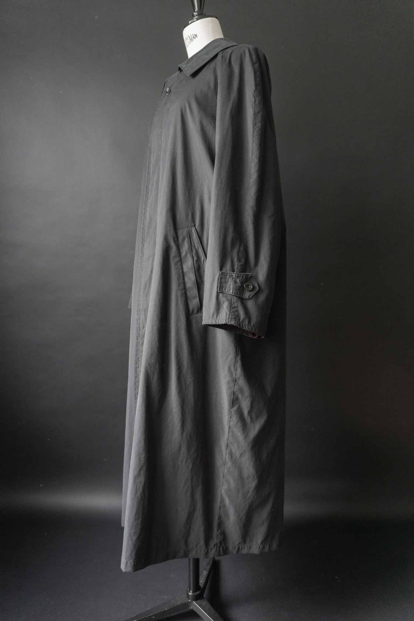 Schwarzer Vintage Mantel mit weinrotem Futter, Avantgarde-Schnitt