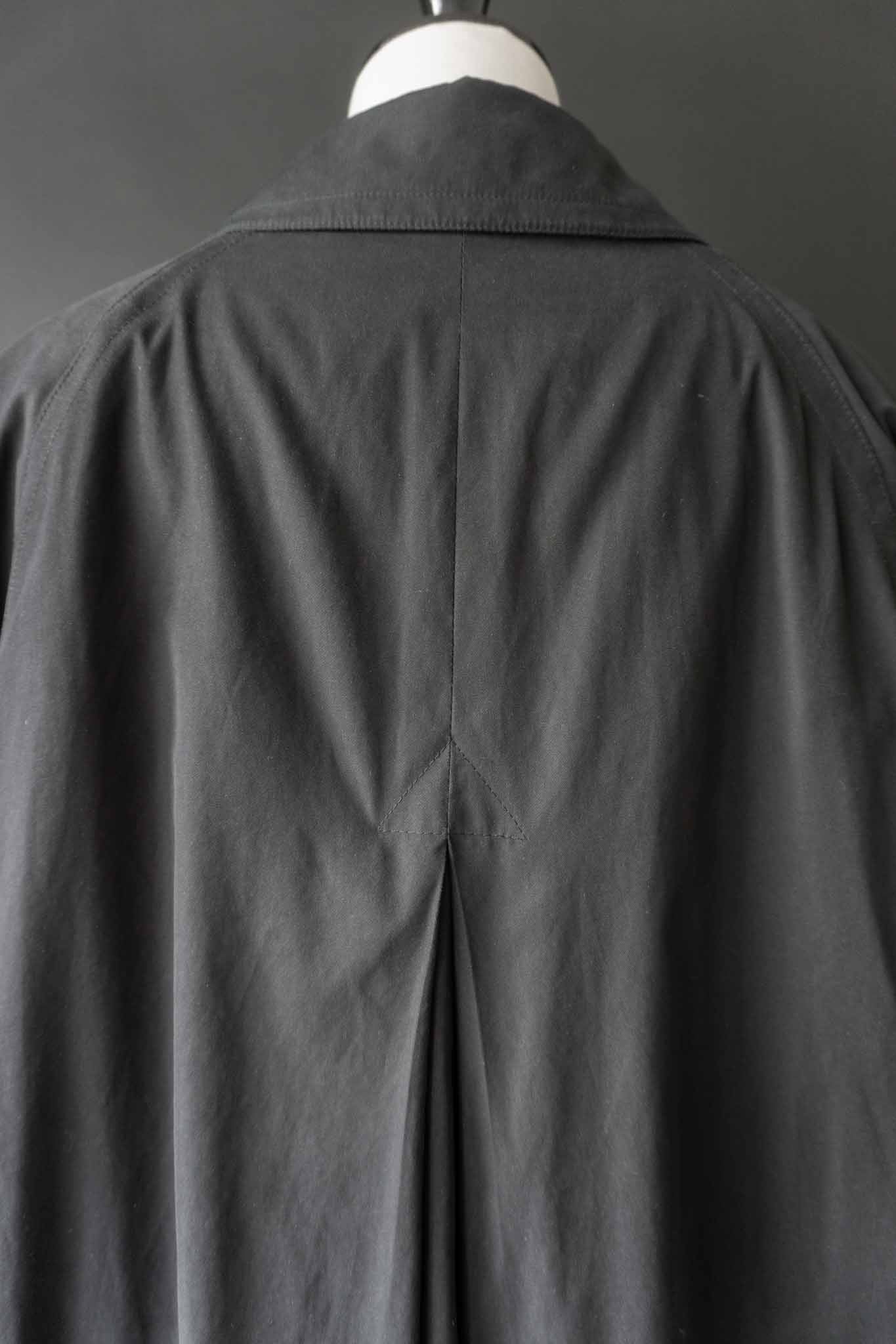 Schwarzer Vintage Mantel mit weinrotem Futter, Avantgarde-Schnitt