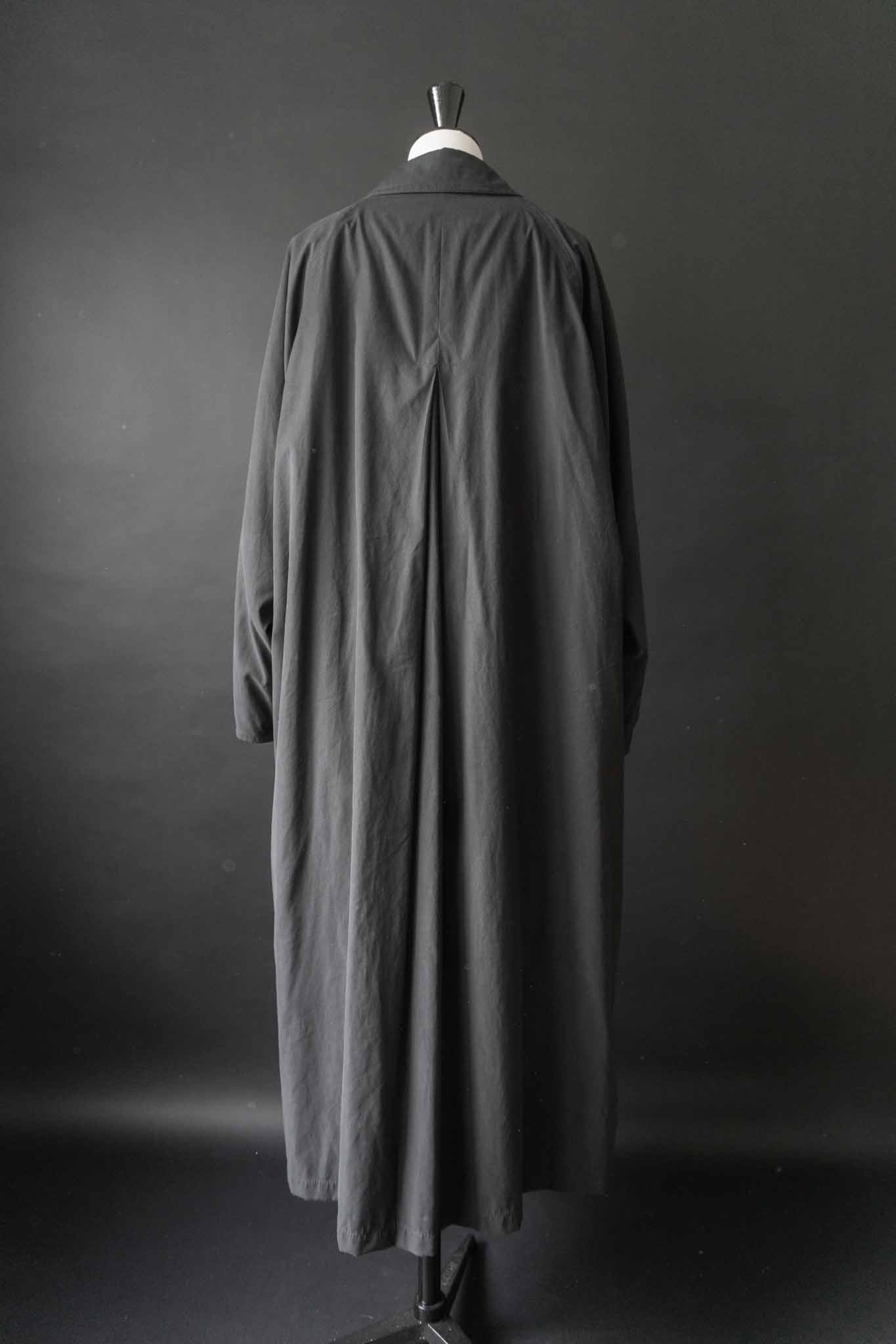 Schwarzer Vintage Mantel mit weinrotem Futter, Avantgarde-Schnitt