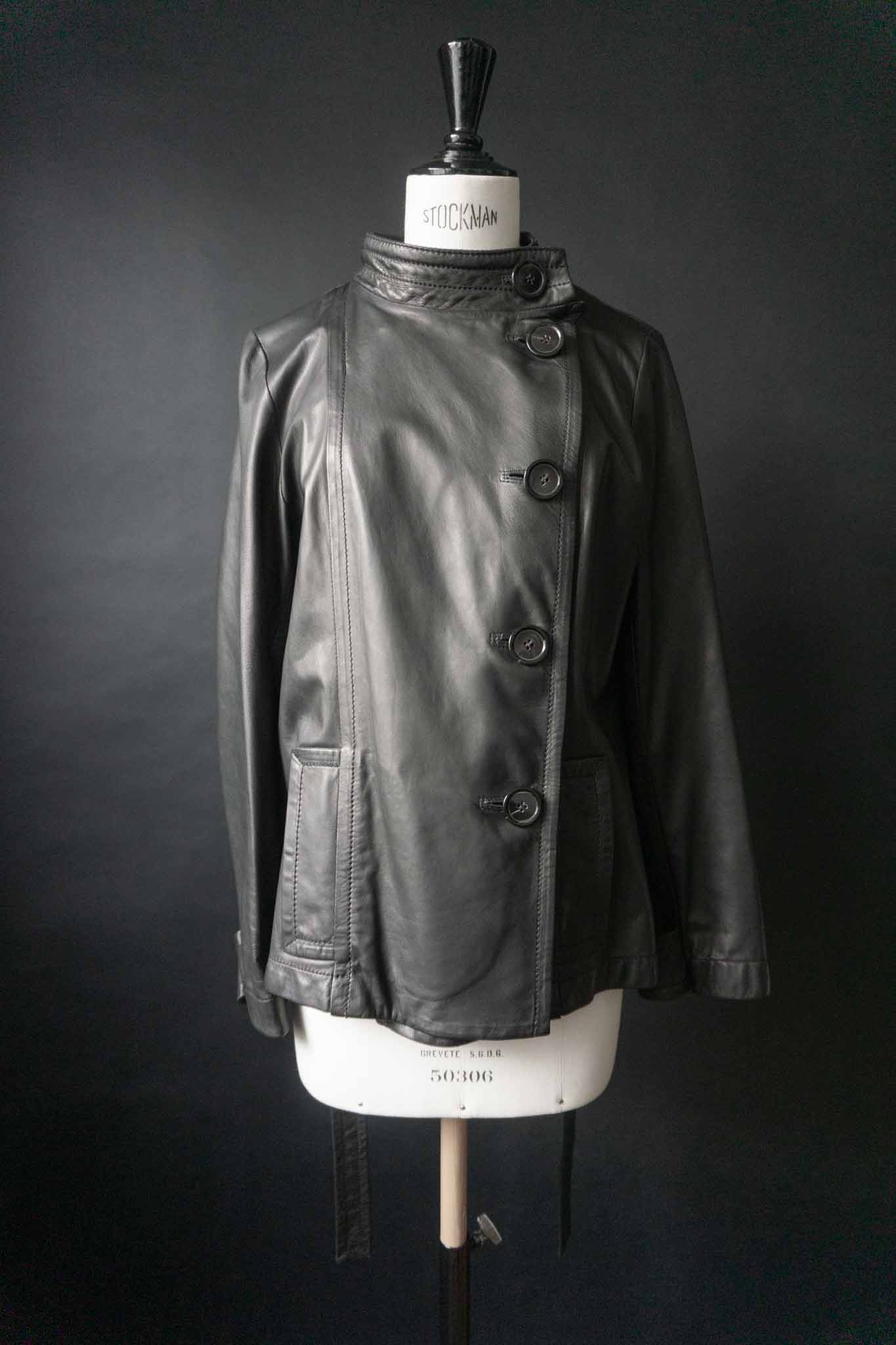 Vintage Echtlederjacke Gürtel & Stehkragen, S–M theplaincircle vintage