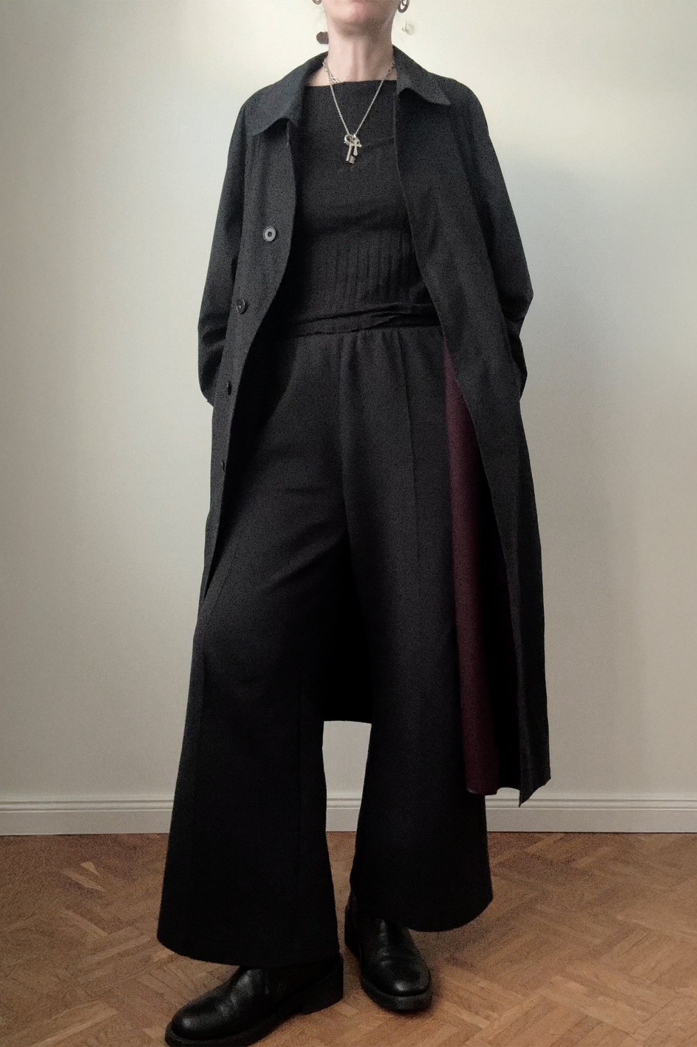 Schwarzer Vintage Mantel mit weinrotem Futter, Avantgarde-Schnitt