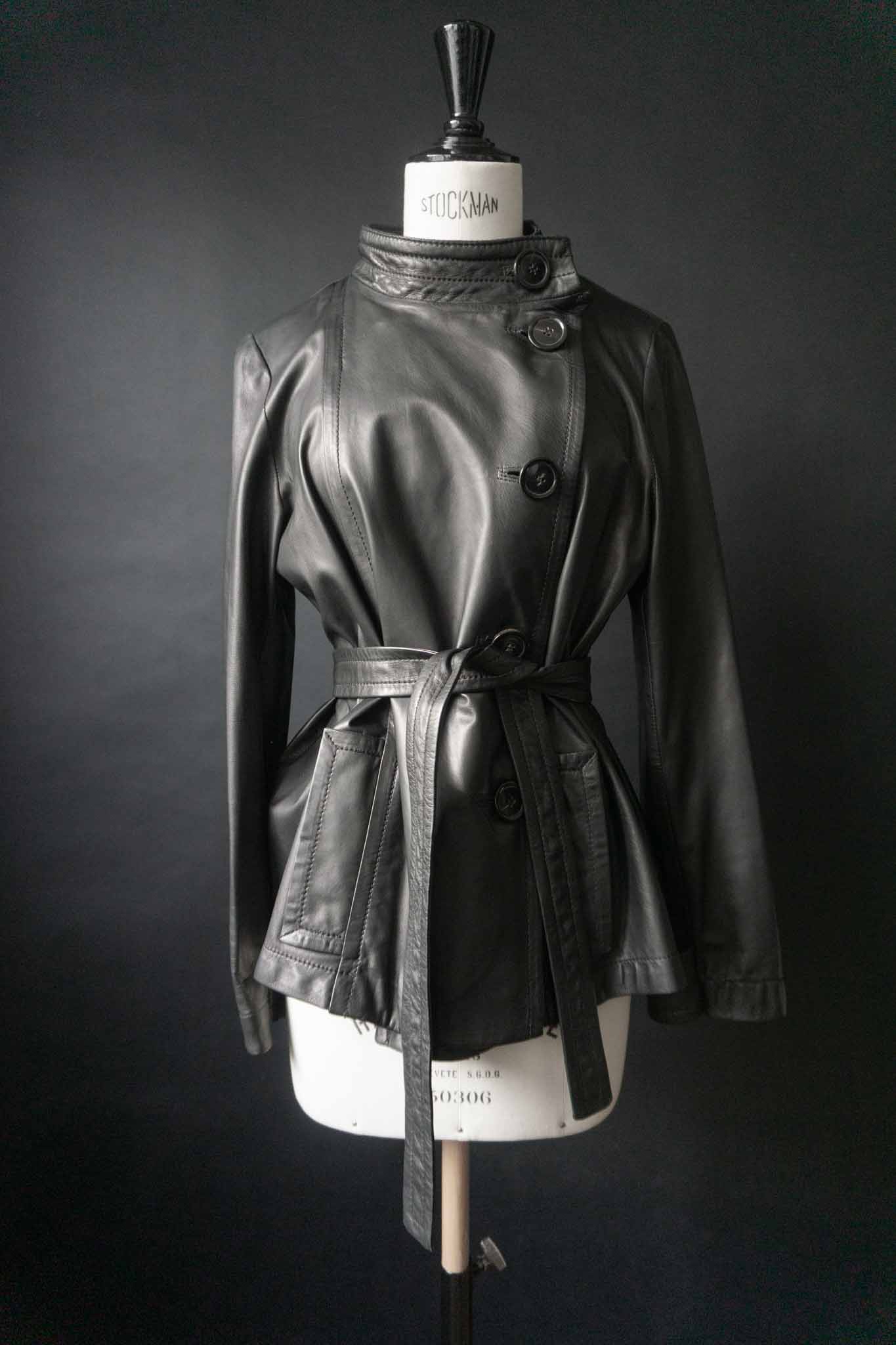 Vintage Echtlederjacke Gürtel & Stehkragen, S–M theplaincircle vintage