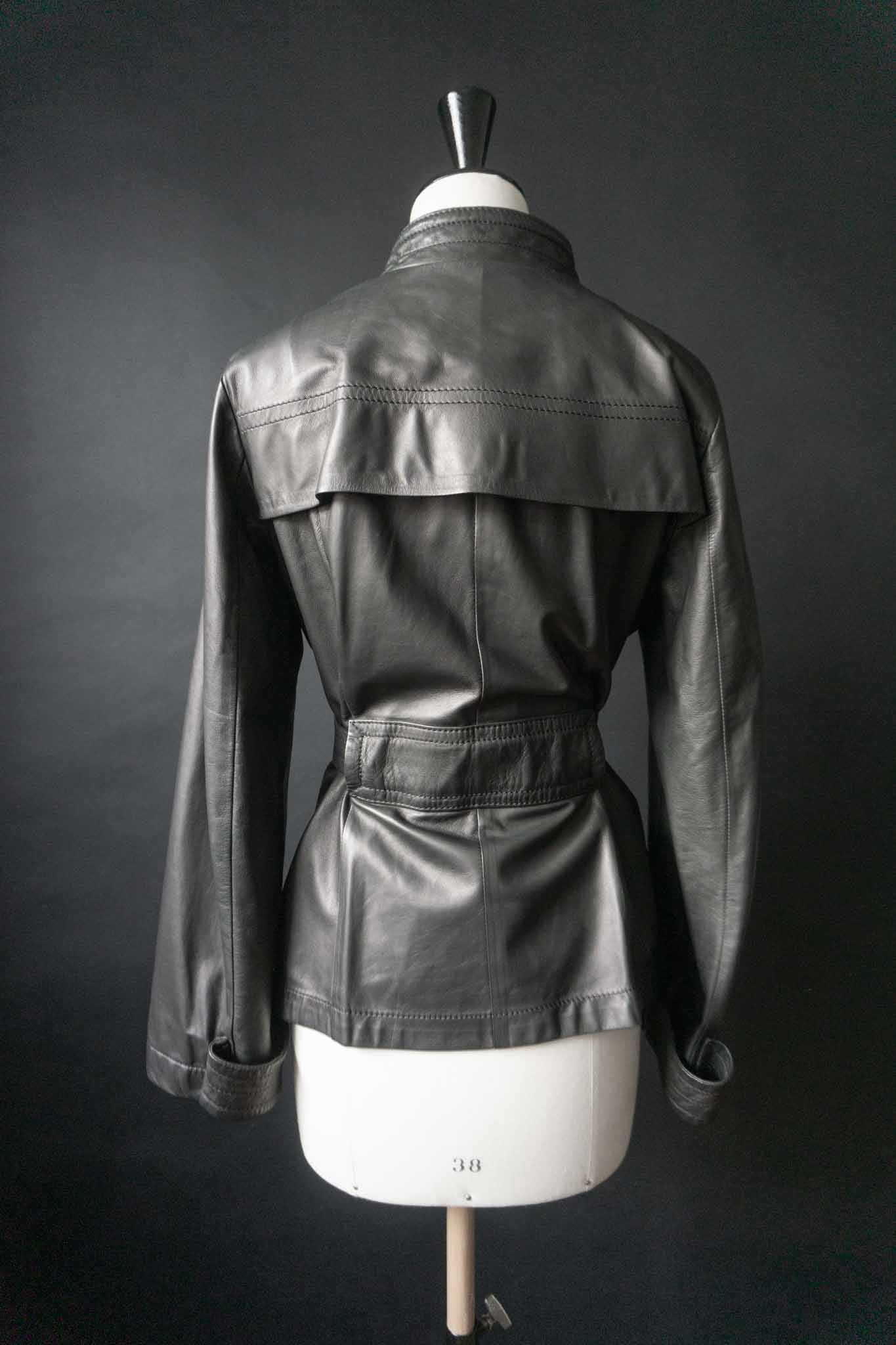 Vintage Echtlederjacke Gürtel & Stehkragen, S–M theplaincircle vintage