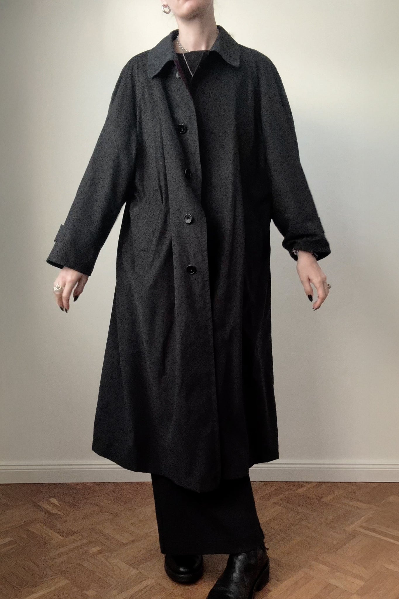 Schwarzer Vintage Mantel mit weinrotem Futter, Avantgarde-Schnitt