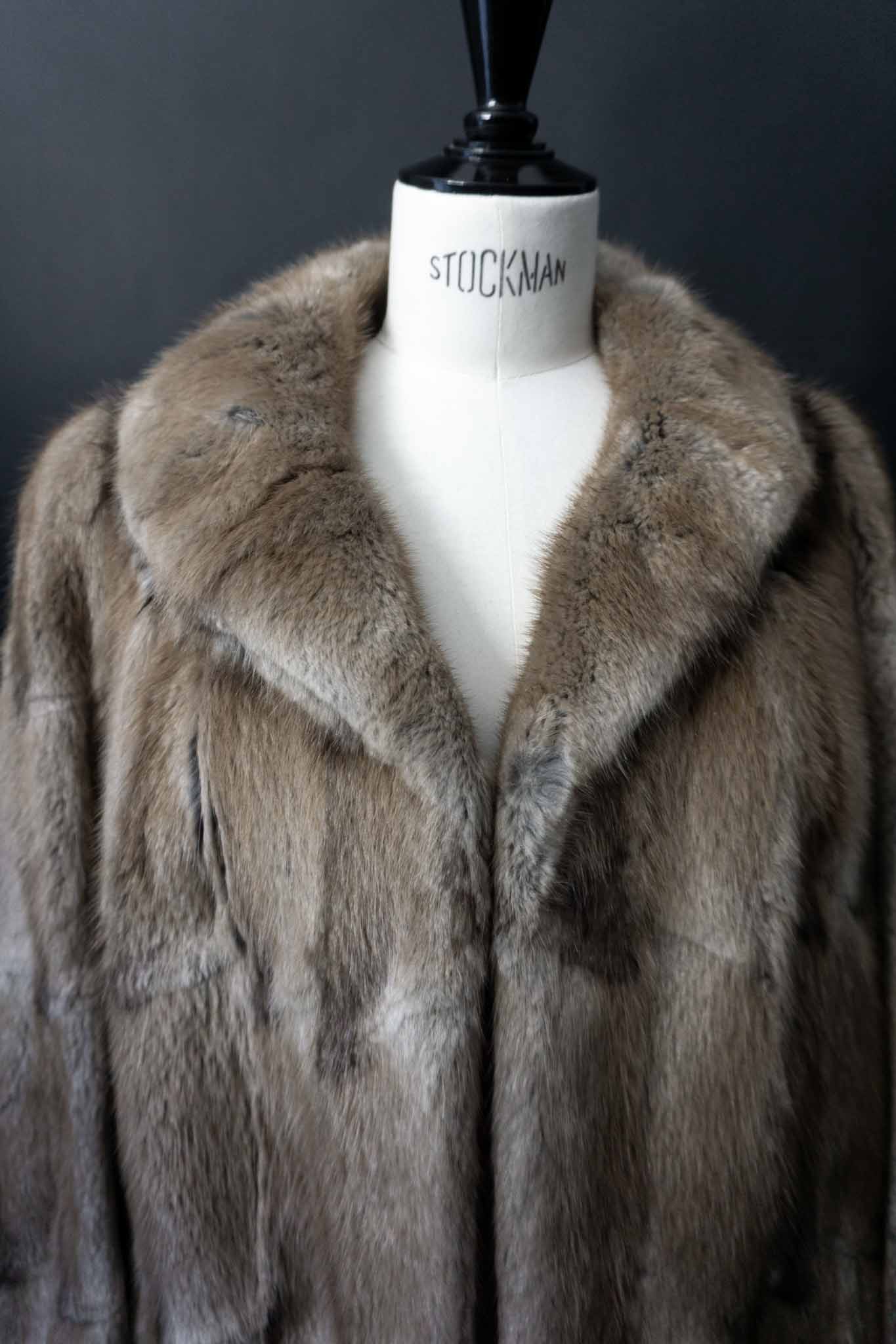 Vintage Pelzmantel aus den 1950er 1960er Jahren mit klassischer Silhouette