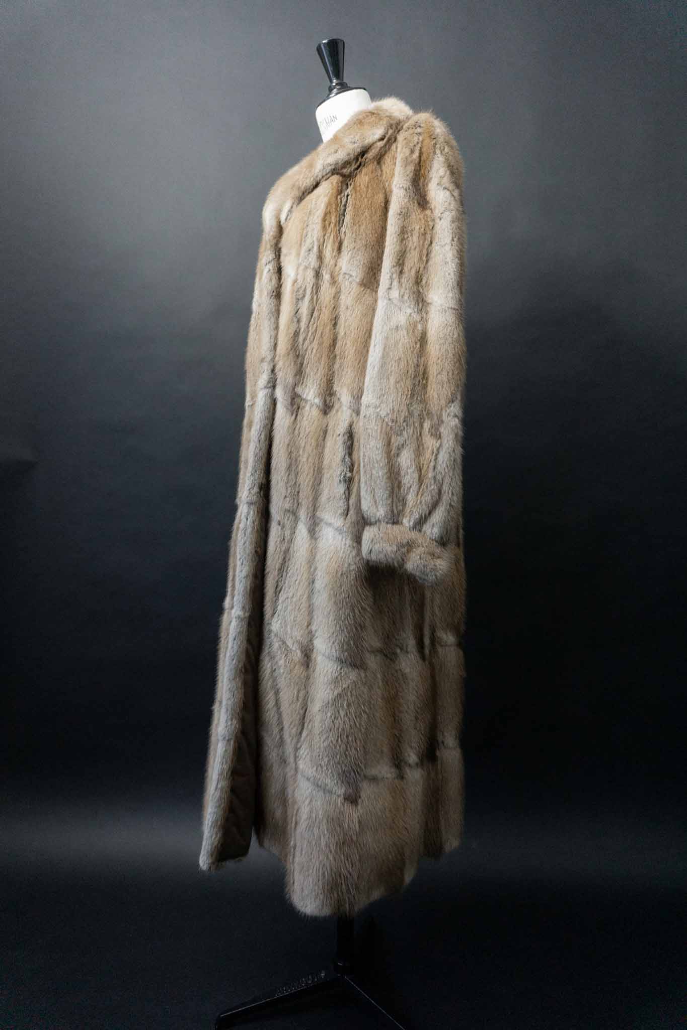 Vintage Pelzmantel aus den 1950er 1960er Jahren mit klassischer Silhouette