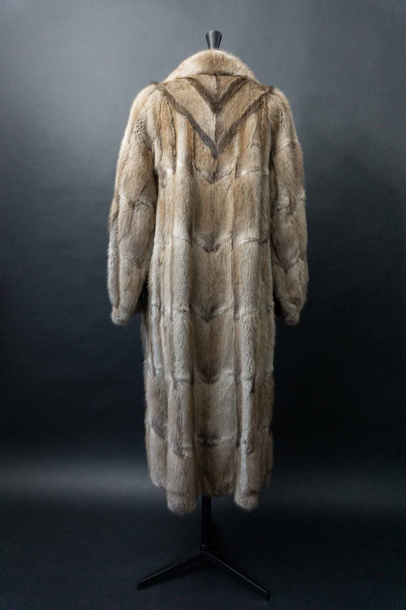 Vintage Pelzmantel aus den 1950er 1960er Jahren mit klassischer Silhouette