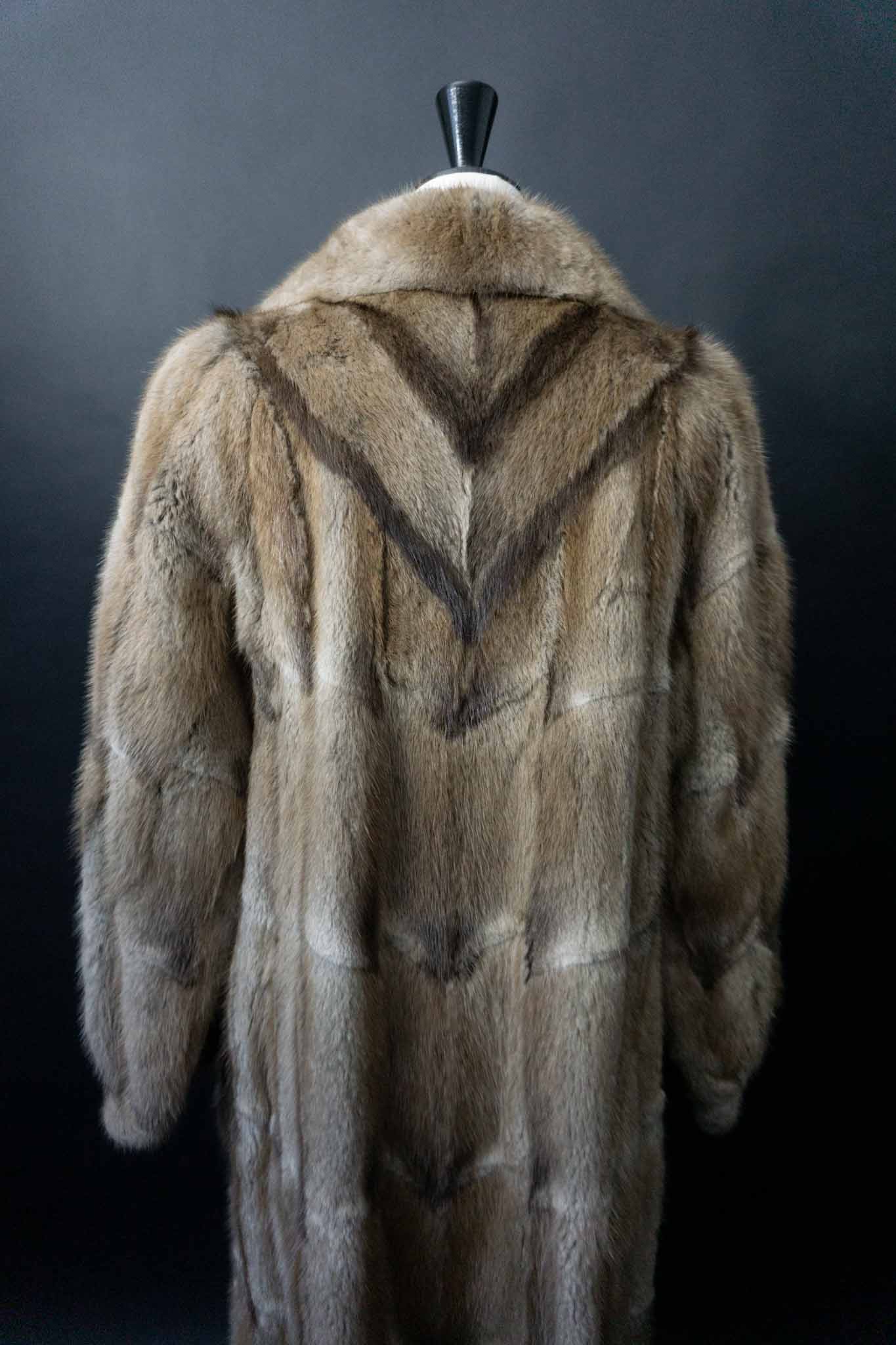 Vintage Pelzmantel aus den 1950er 1960er Jahren mit klassischer Silhouette