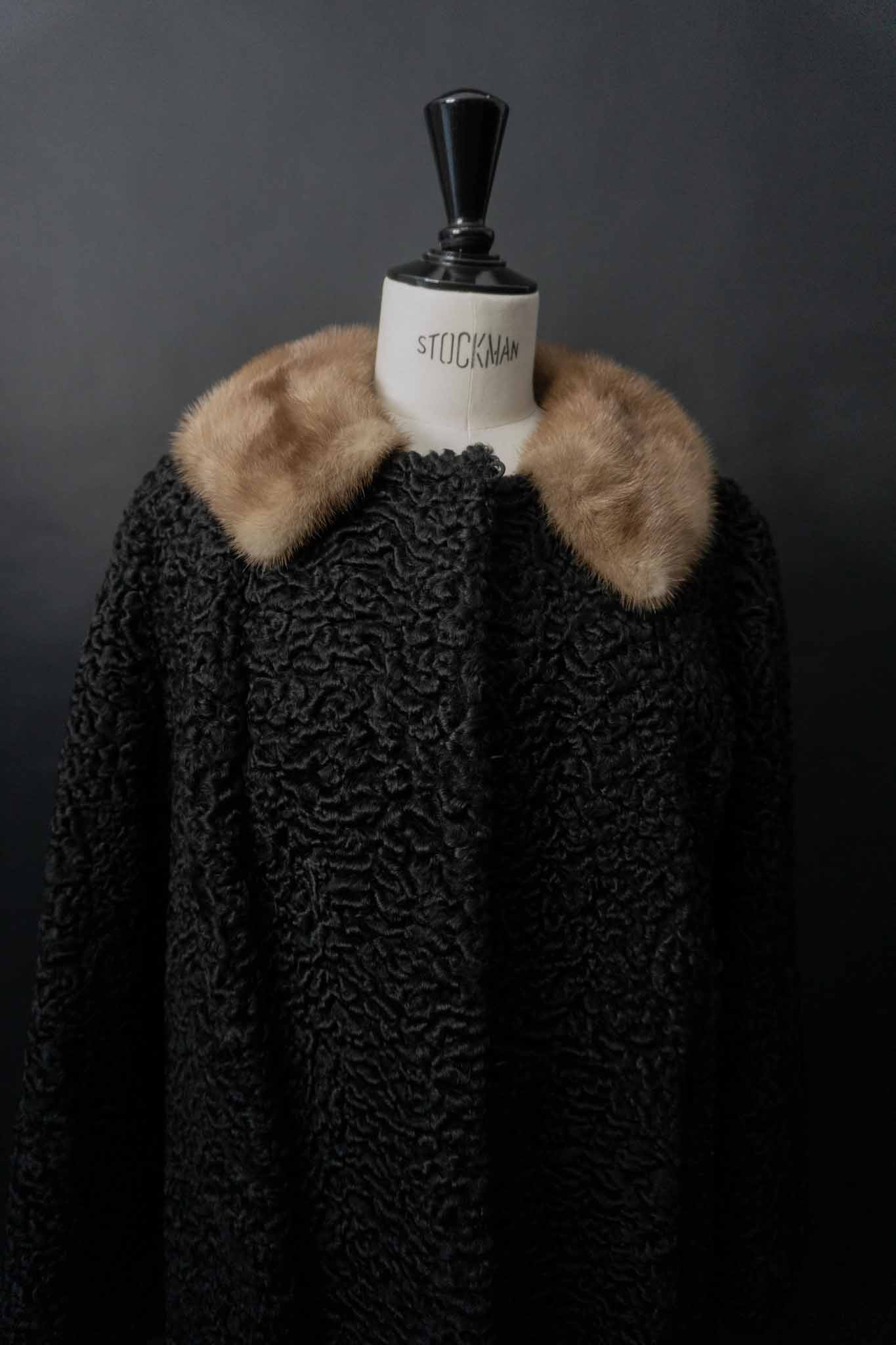 Schwarzer Persianer-Pelzmantel mit hellem Nerzkragen