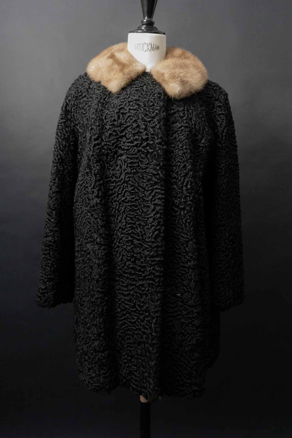 Schwarzer Persianer-Pelzmantel mit hellem Nerzkragen